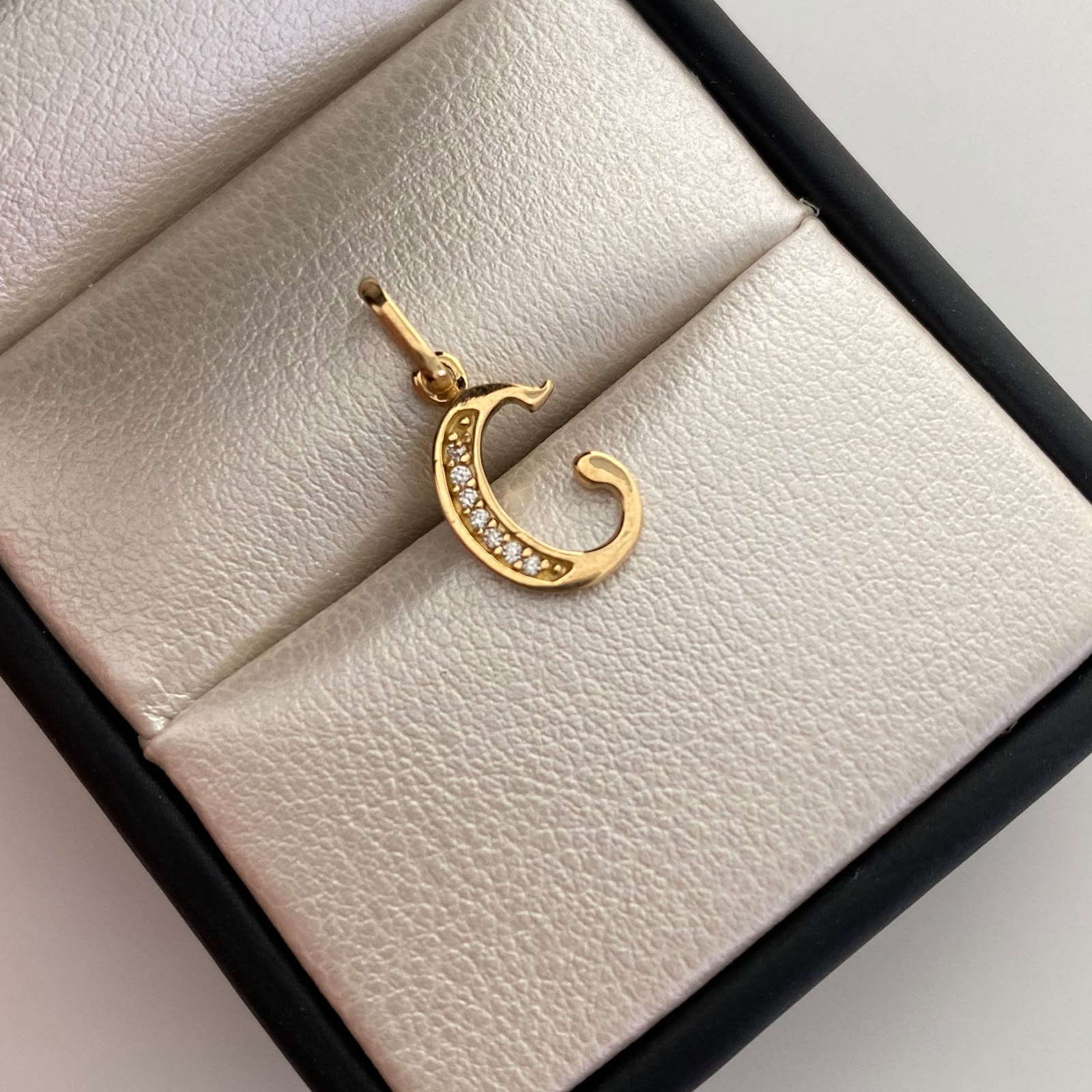 Dije Letra C Casting Oro amarillo 18k 0,85 Gr / 9,2 mm / 1,9 Cm