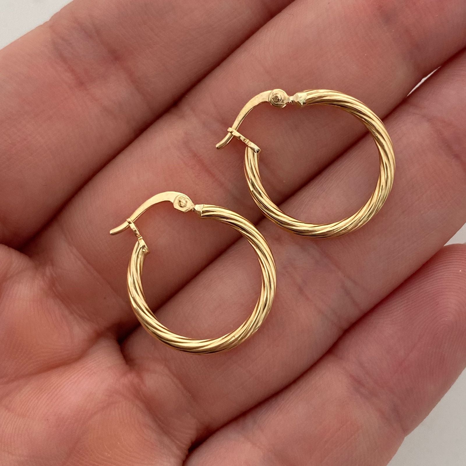 Candonga entorchada  Oro amarillo 18k 1,3 Gr / 1,4 Cm