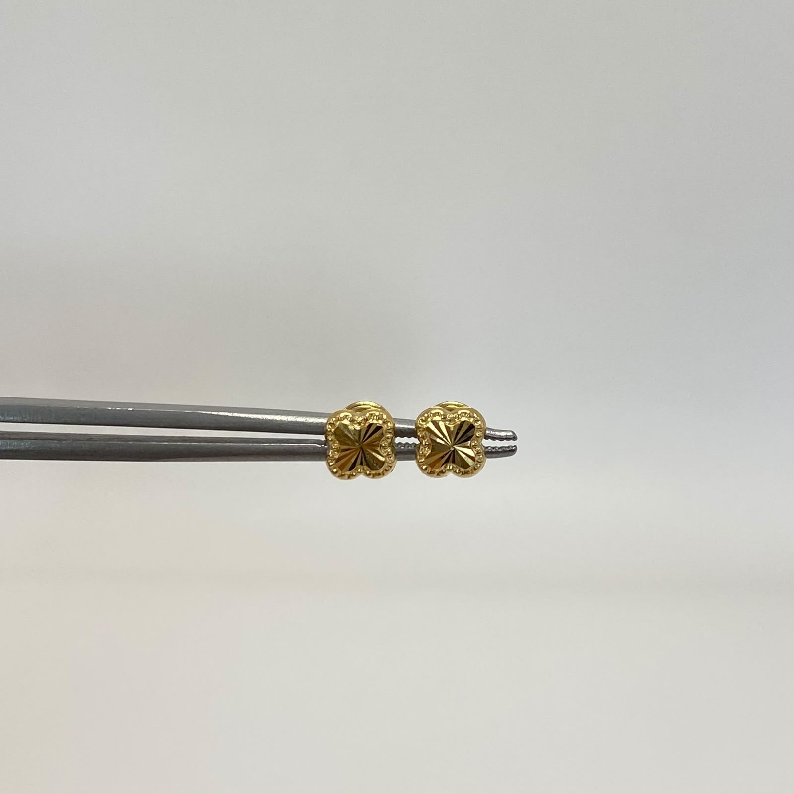Topos trebol diamantado  Oro amarillo 18k 0,5 Gr / 7,0 mm