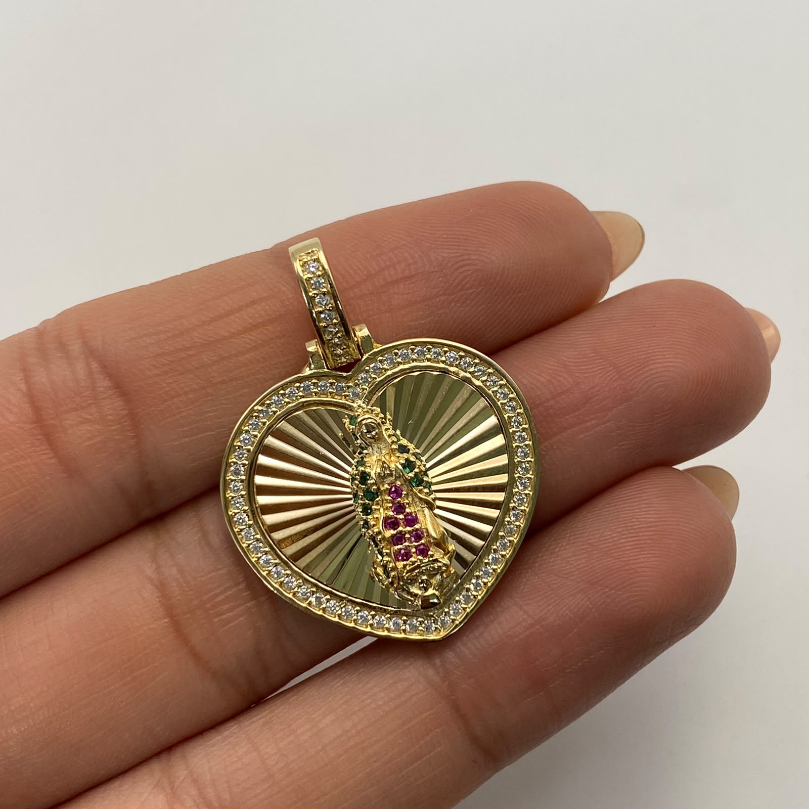 Dije Virgen de guadalupe corazon fondo diamantado Oro amarillo 18k 6,6 Gr / 24,6 mm / 3,4 Cm