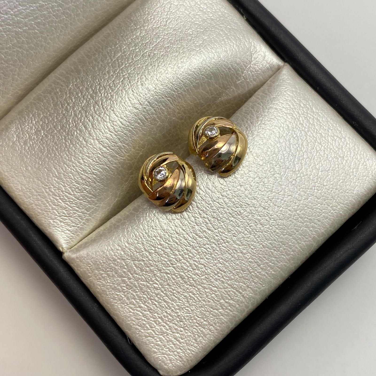 Topos Nudo doble circon Tres oros 18k 1,6 Gr / 9,3 mm