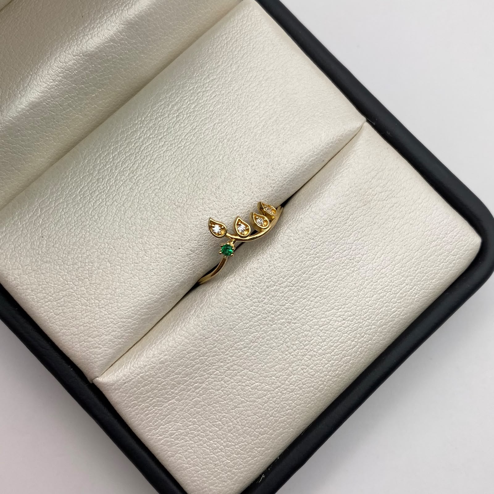 Anillo hojas circones blancos y verde Oro amarillo 18k / Talla 7 1/4 / 1 Gr / 1,11 mm