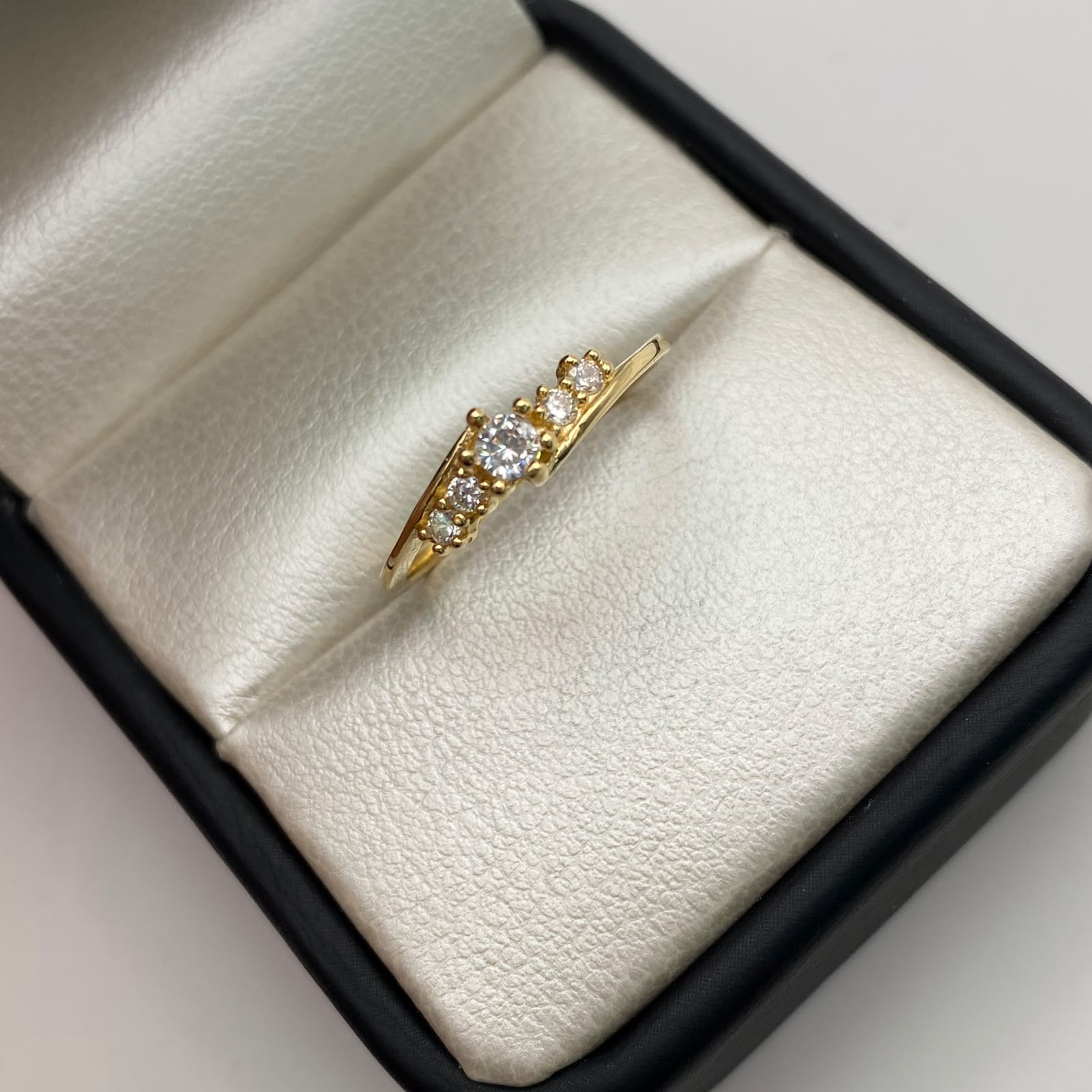 Anillo Solitario Oro amarillo 18k / Talla 7 / 1,65 Gr / 1,2 mm