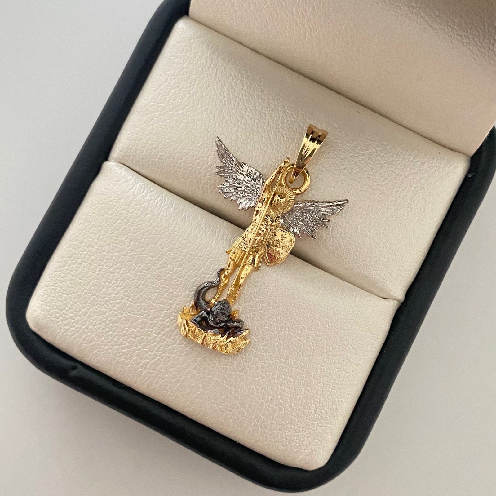 Dije san miguel arcangel Oro amarillo y Oro blanco 18k 3,15 Gr / 3,0 Cm