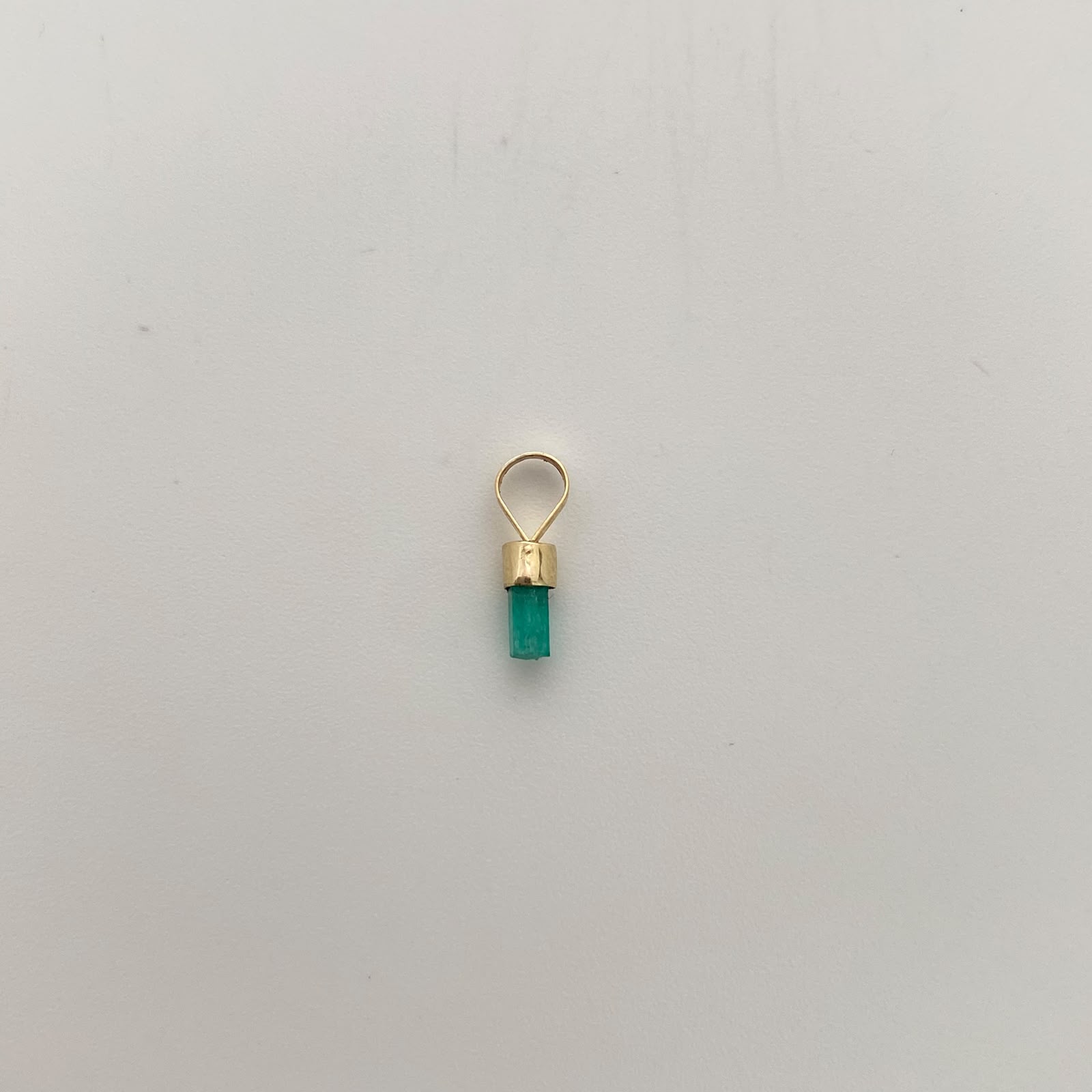 Dije Canutillo de Esmeralda Oro amarillo 18k 0,15 Gr / 2,4 mm / 1,1 Cm