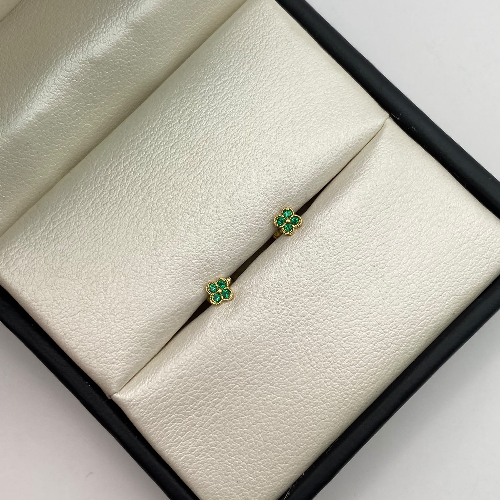 Topos mini flor circones verde Oro amarillo 18k 0,6 Gr / 4,5 mm