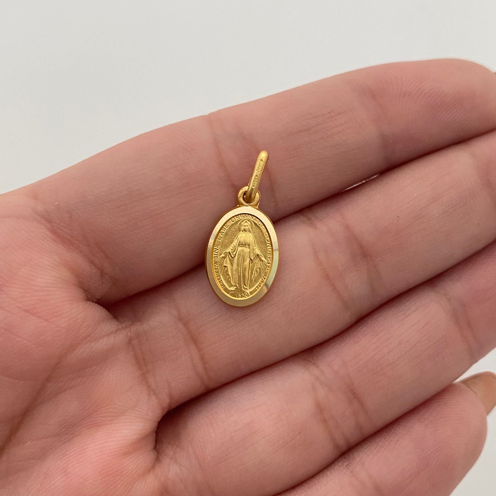 Dije It Virgen Milagrosa Oro amarillo 18k +4 / 1,5 Gr / 9,2 mm / 2 Cm