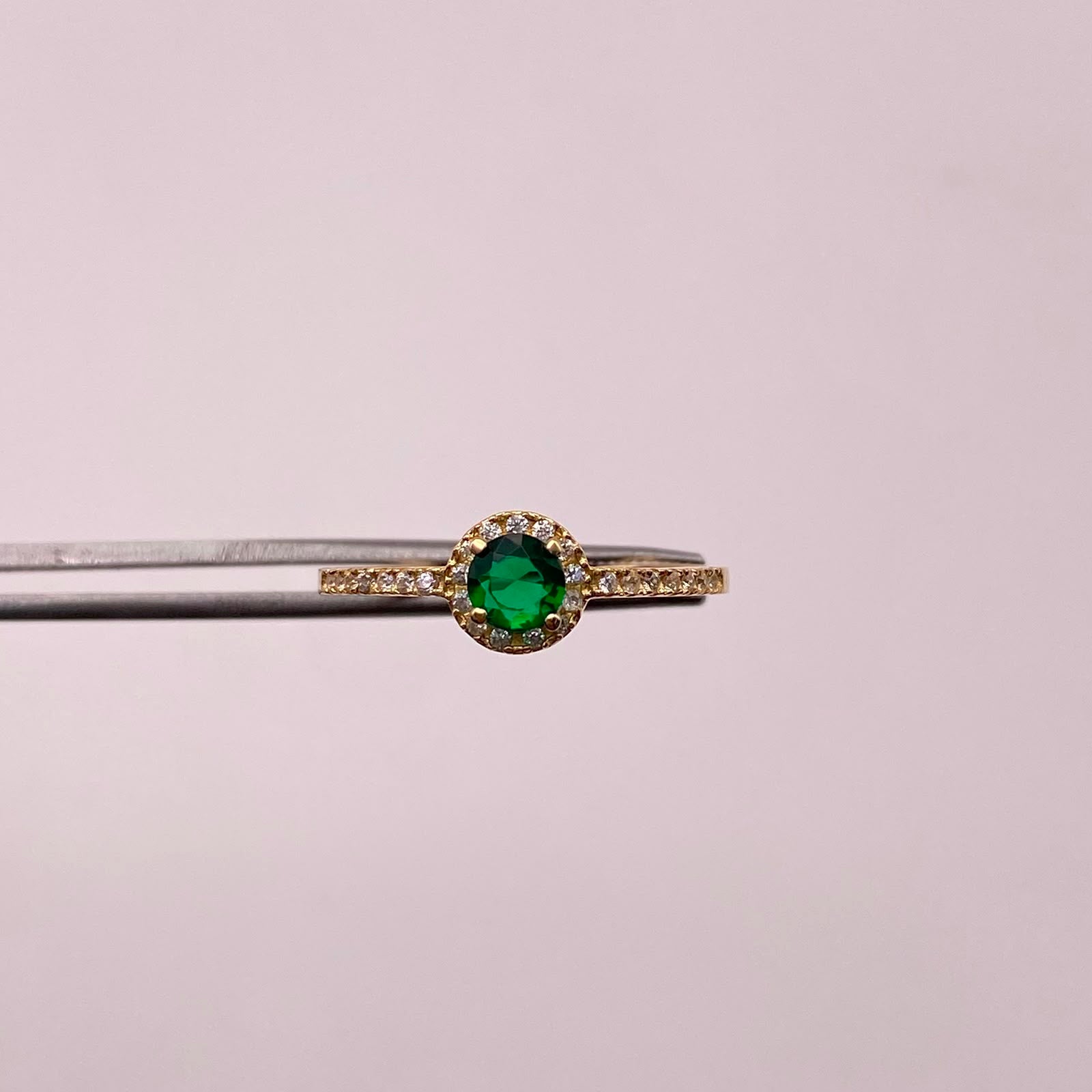 Anillo Solitario Circon verde Oro amarillo 18k / Talla 7 / 2 Gr / 1,4 mm