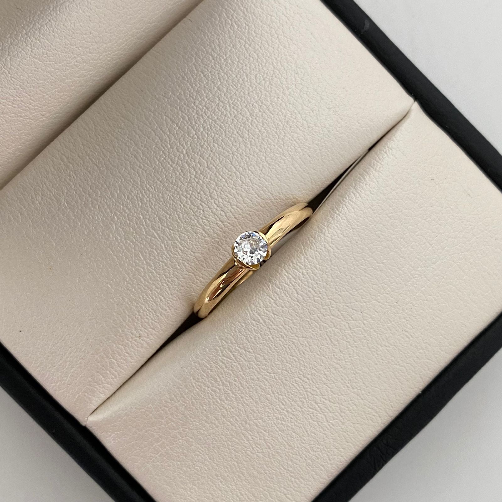 Anillo Solitario Oro amarillo 18k / Talla 8 / 1,65 Gr / 2,5 mm