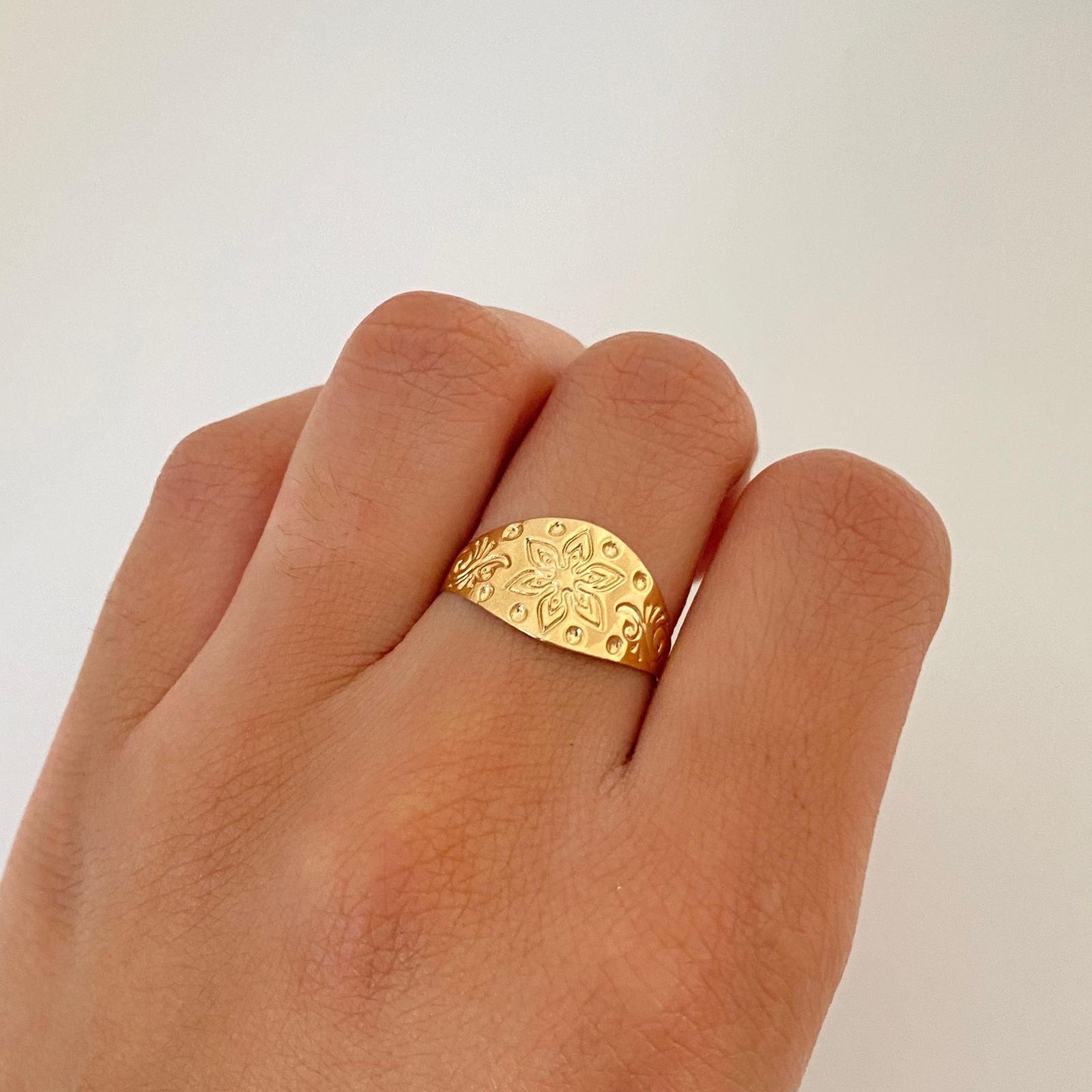 Anillo troquel grabado flores Oro amarillo 18k / Talla 8 1/2 / 1,55 Gr