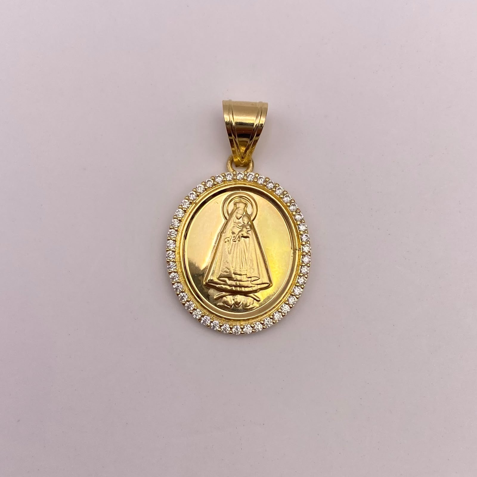 Dije It Virgen del carmen circones blancos Oro amarillo 18k +2 / 1,33 Gr / 16,7 mm / 2,6 Cm