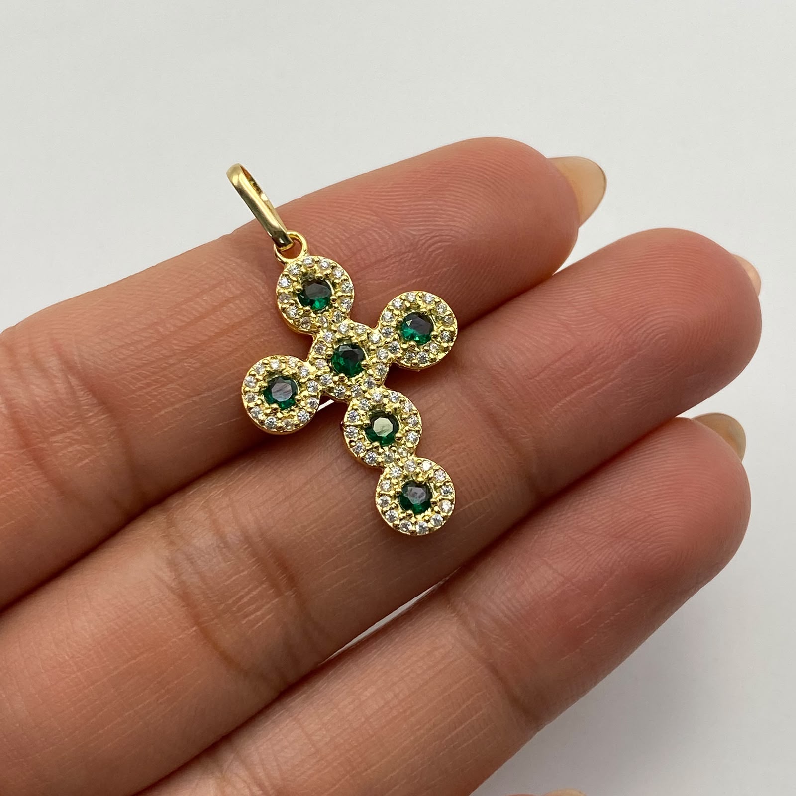 Dije Cruz Circulos Circones Verdes Oro amarillo 18k 2,3 Gr / 17,4 mm / 3,2 Cm