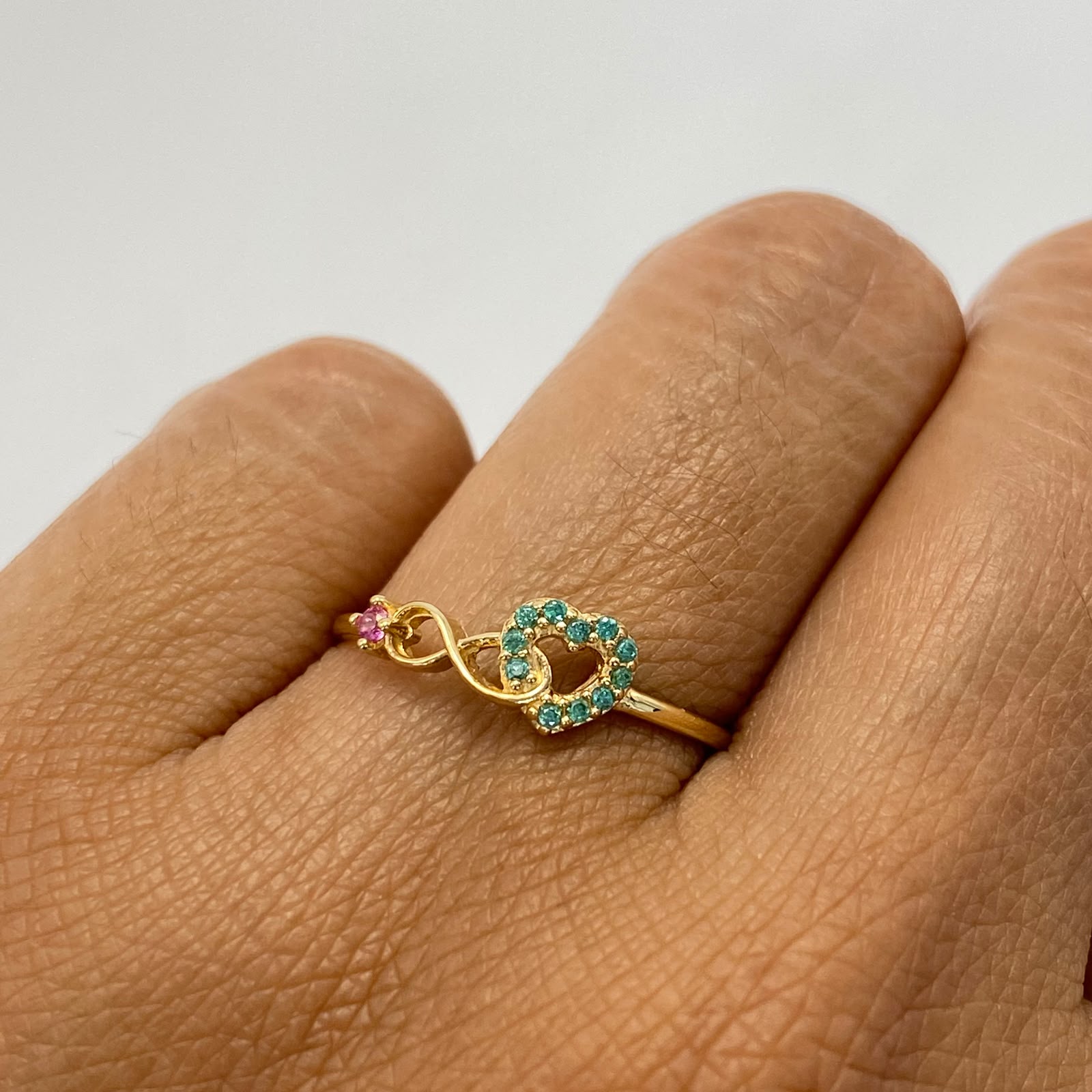 Anillo Corazon silueta circones agua marina Oro amarillo 18k / Talla 7 1/4 / 1,15 Gr / 1 mm