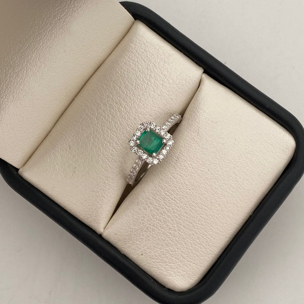 Anillo solitario con esmeralda cuadrada y diamantes con 0.27ct  Oro blanco 18k / Talla 6 1/2 / 3 Gr