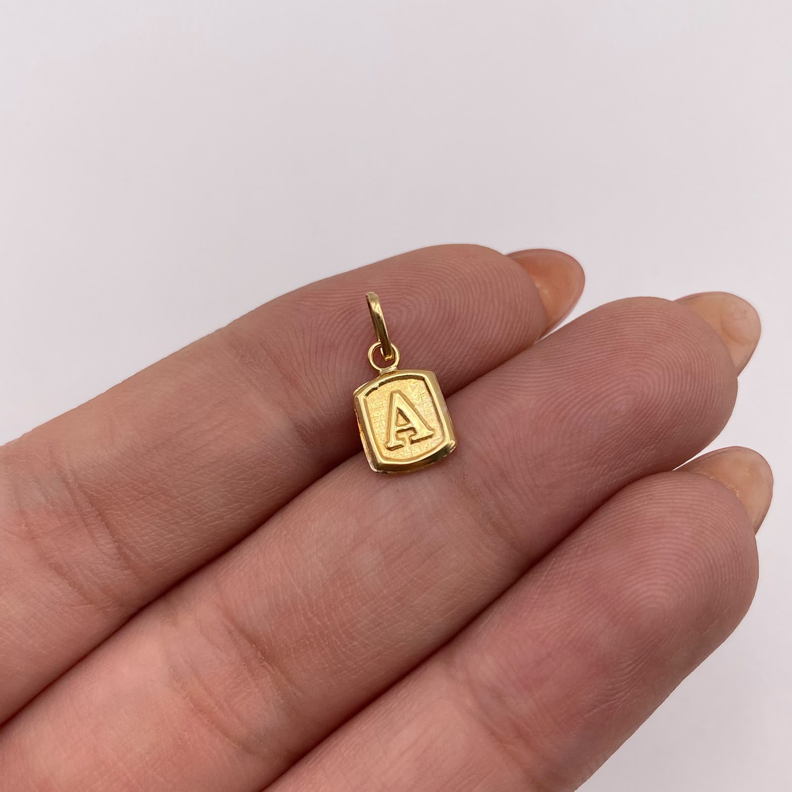 Dije letra A Oro amarillo 18k 0,35 Gr / 6,96 mm / 1,3 Cm
