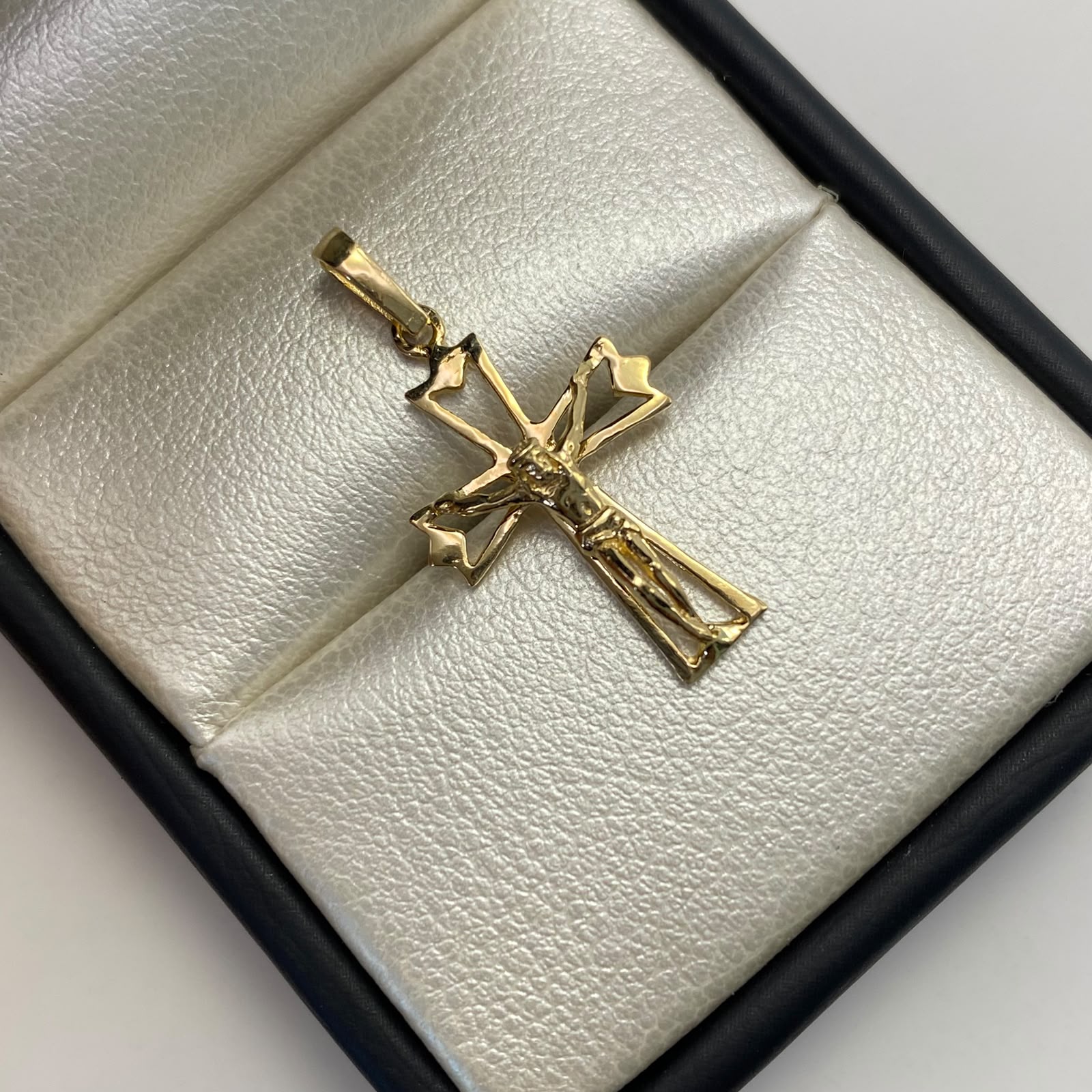 Dije Cruz silueta cristo Oro amarillo 18k 1,5 Gr / 14,8 mm / 2,7 Cm