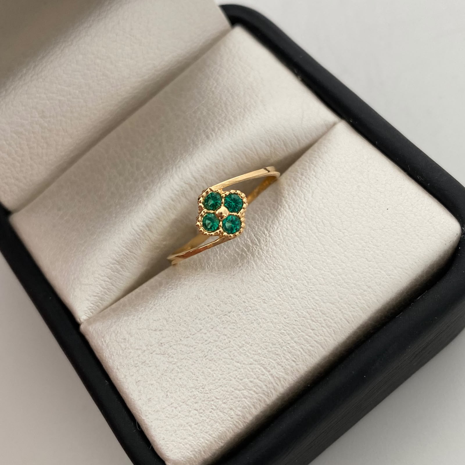 Anillo Trebol verde Oro amarillo 18k / Talla 6 / 1 Gr / 1,3 mm