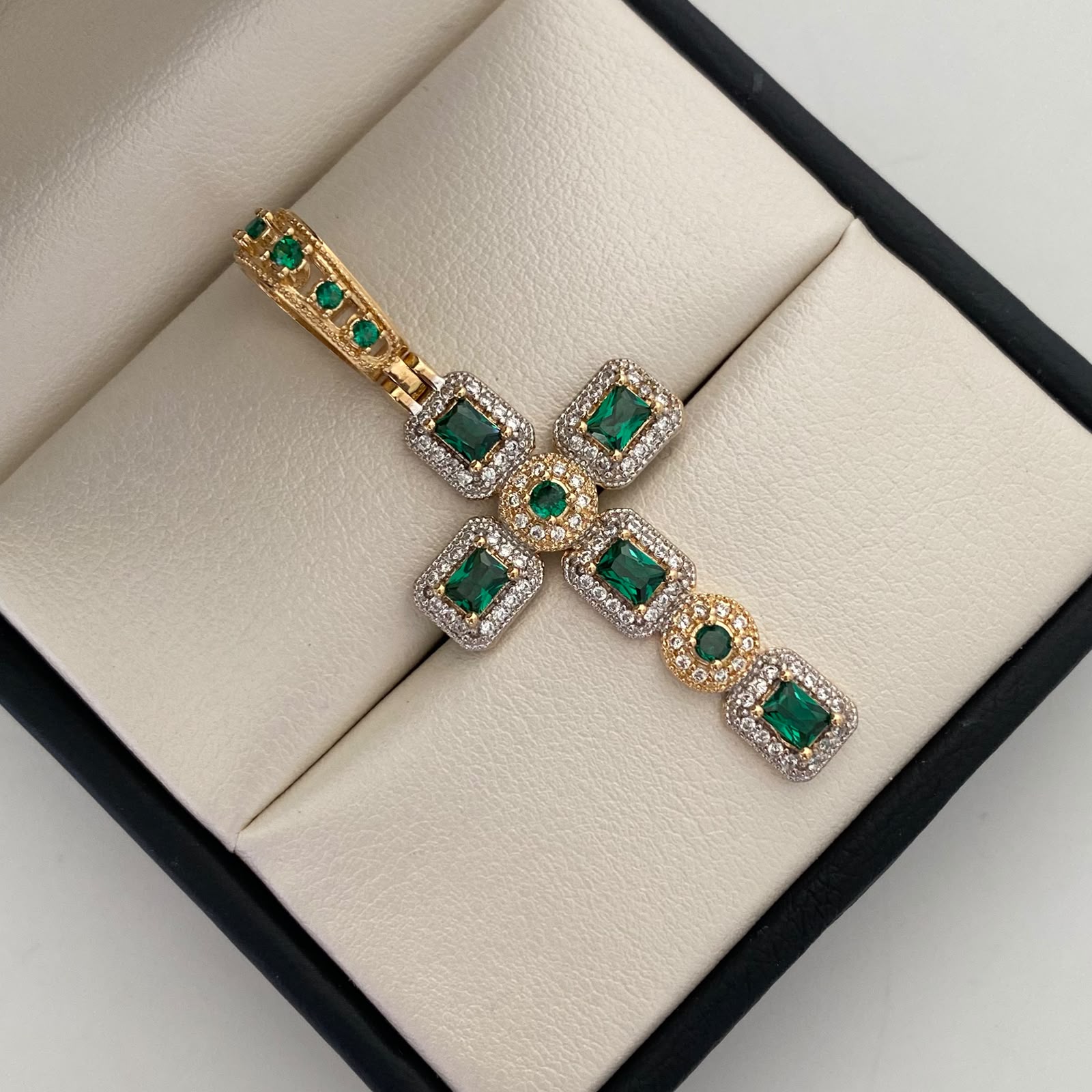 Dije Cruz Casting Verde Oro amarillo y Oro blanco 18k 5,7 Gr / 22,6 mm / 5,1 Cm