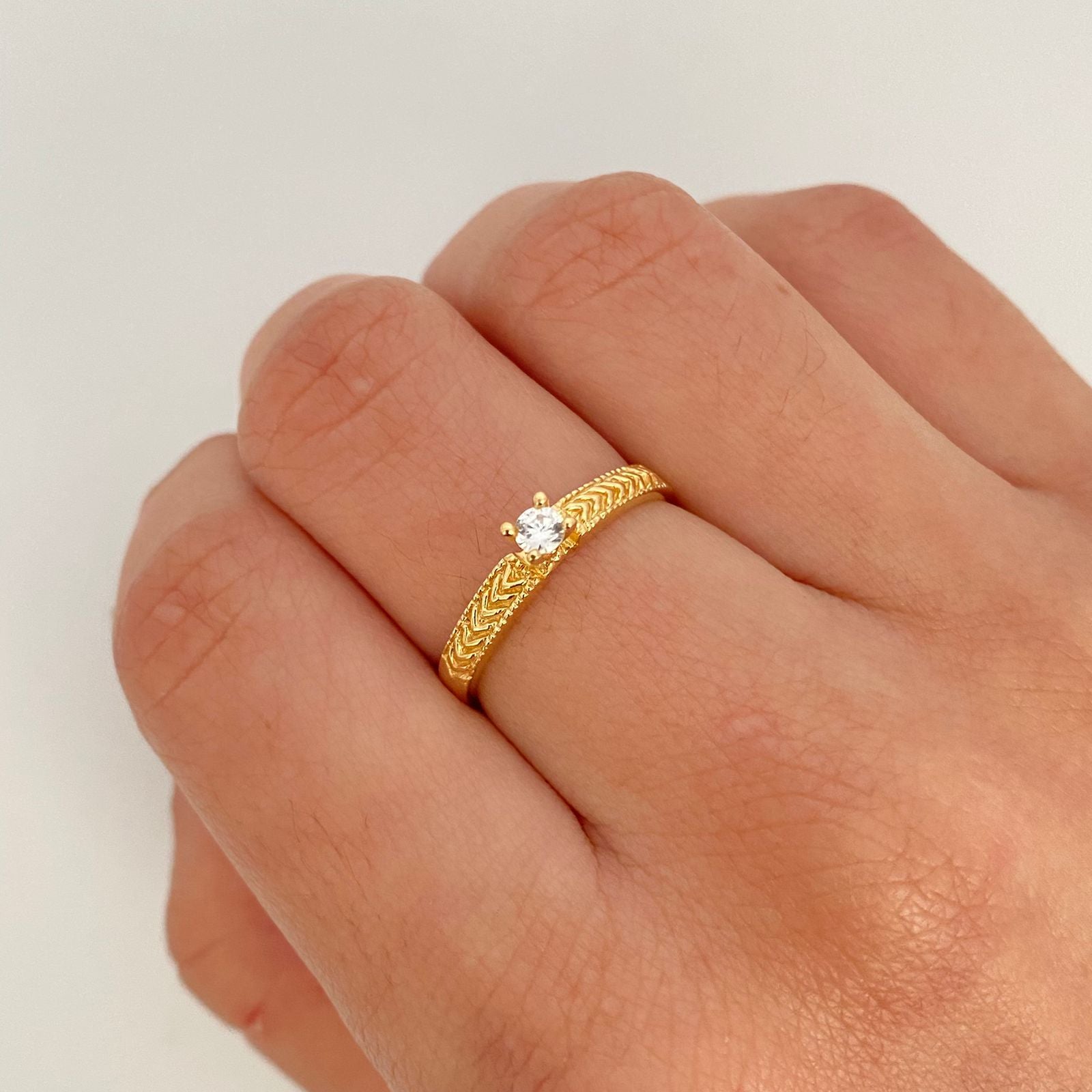 Anillo solitario lateral grabado espigas Oro amarillo 18k / Talla 7 / 1,8 Gr
