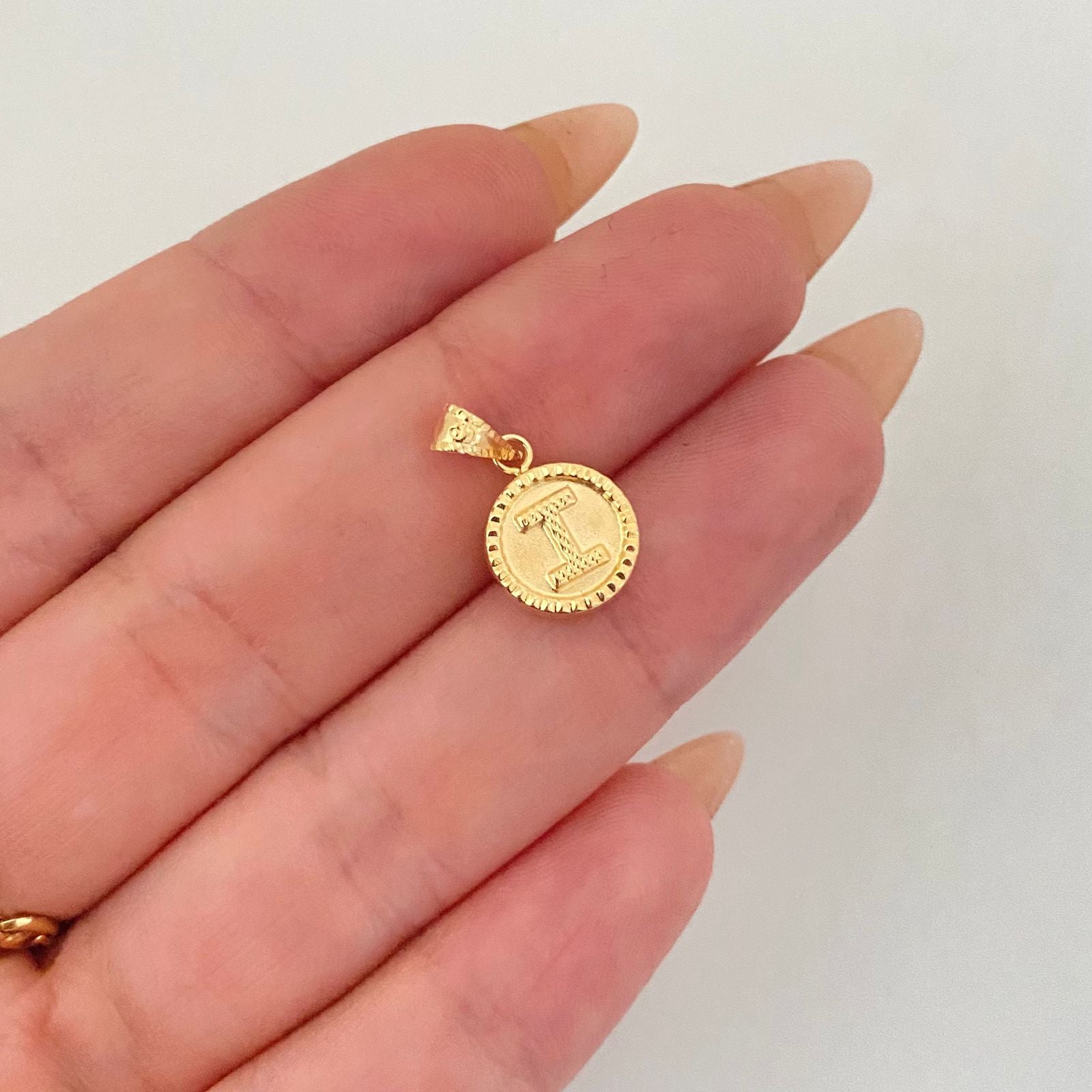 Dije letra i redonda  Oro amarillo 18k 0,6 Gr / 9,9 mm / 1,9 Cm