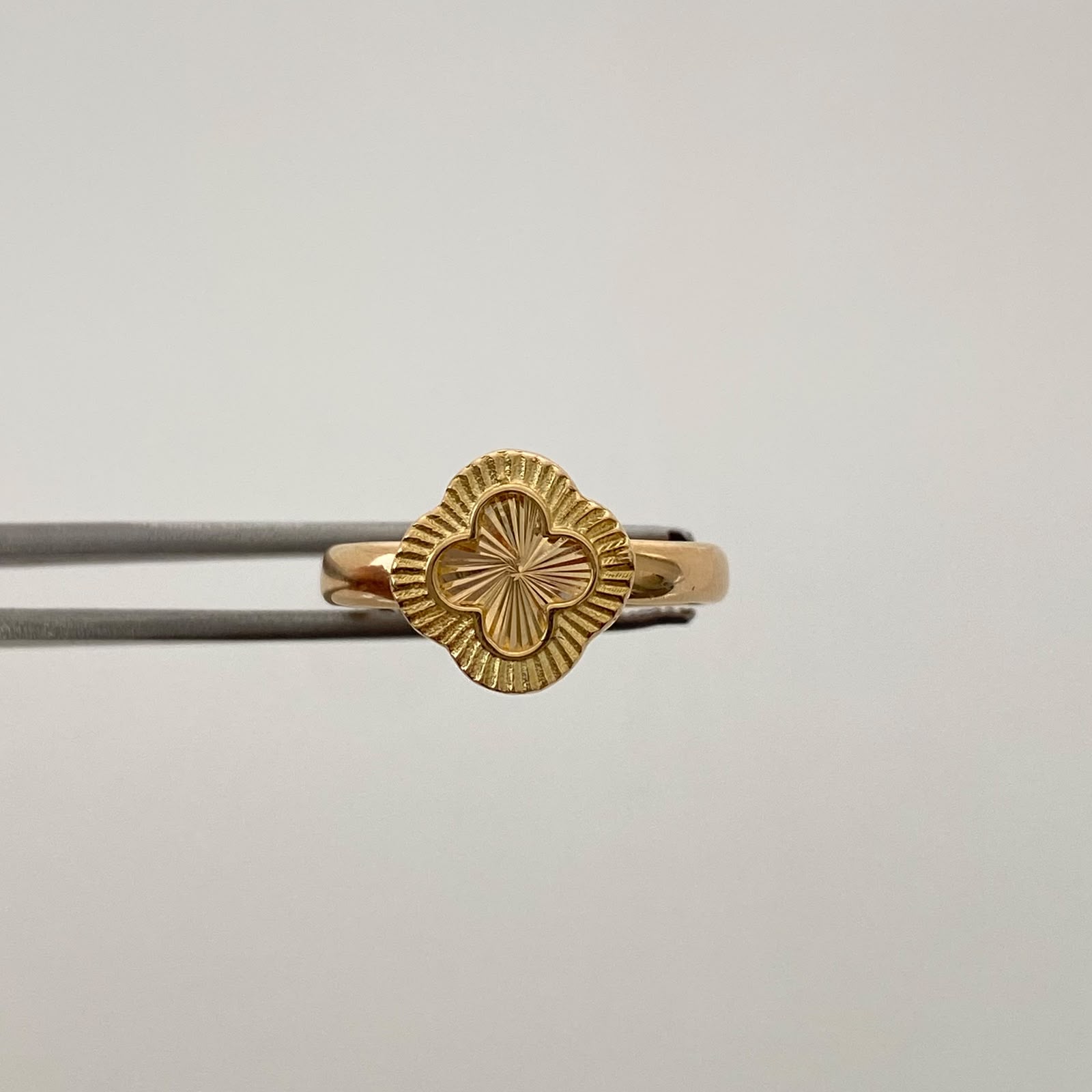 Anillo Trebol Diamantado Oro amarillo 18k / Talla 7 / 1,85 Gr / 3 mm