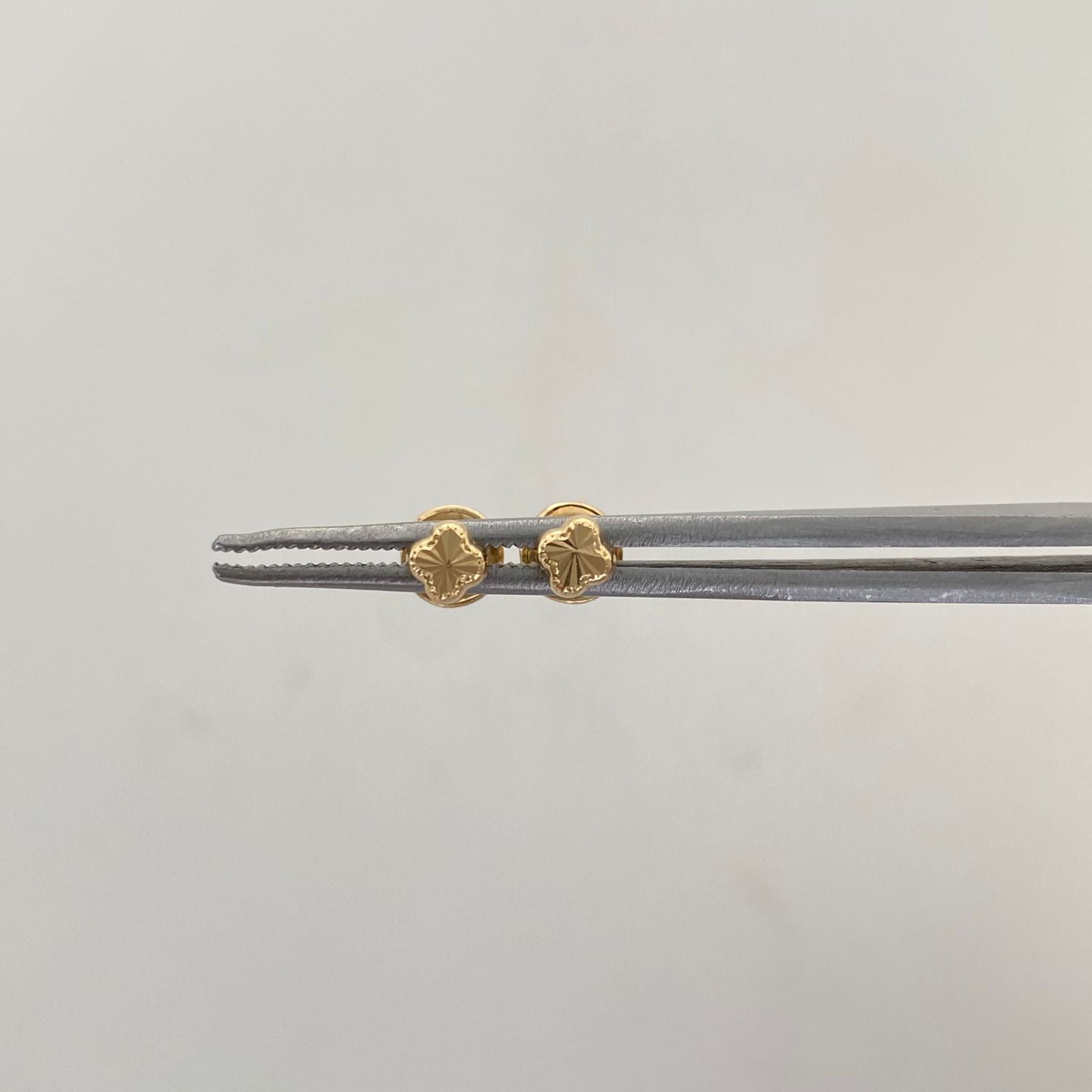 Topos Mini Trebol Diamantado Oro amarillo 18k 0,45 Gr / 3,6 mm