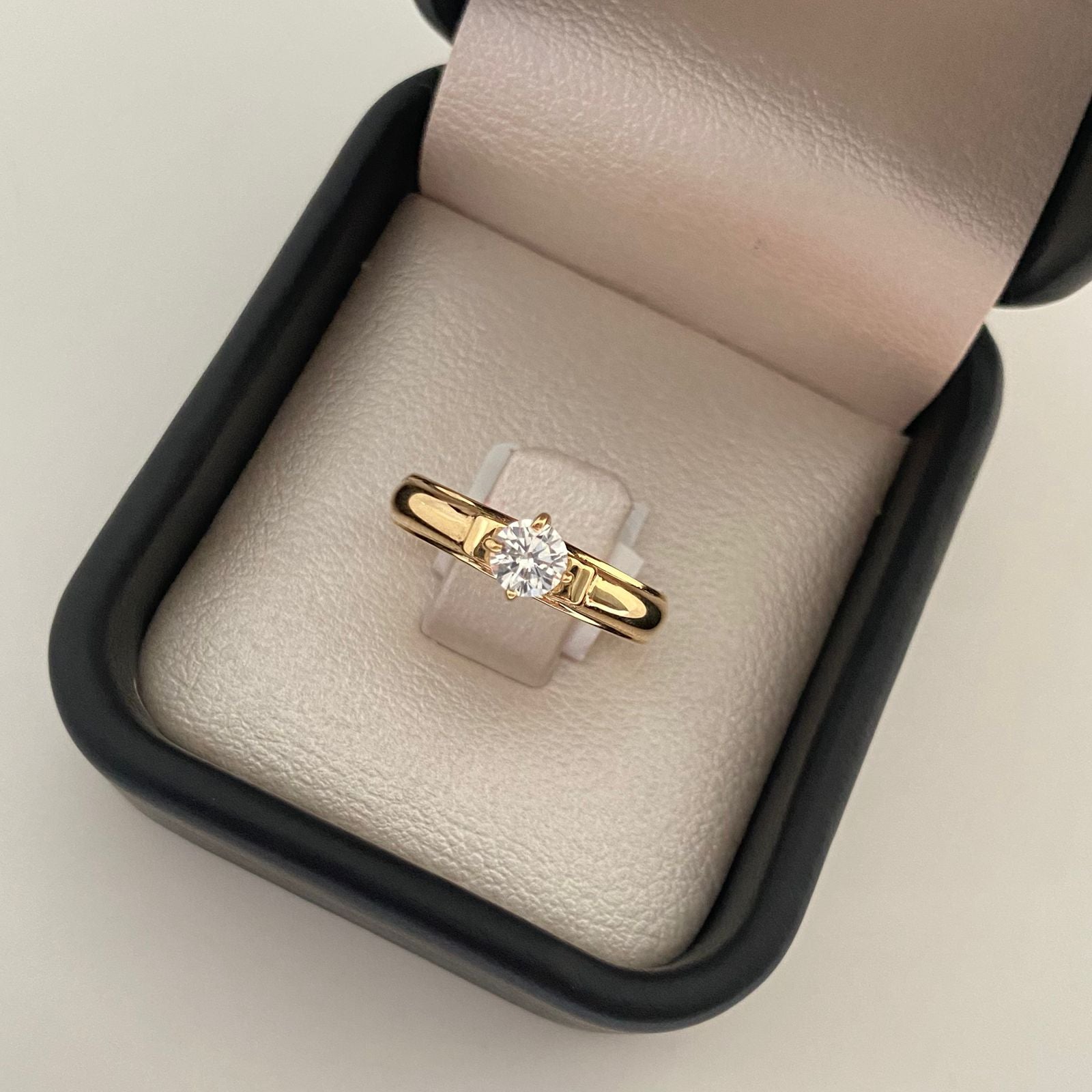Anillo solitario liso Oro amarillo 18k / Talla 8 / 2,25 Gr