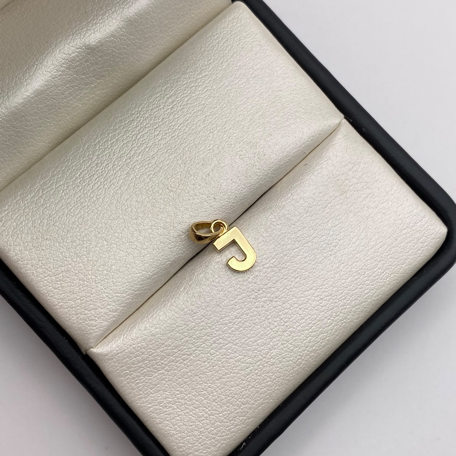 Dije letra J Oro amarillo 18k 0,65 Gr / 5,42 mm / 1,3 Cm