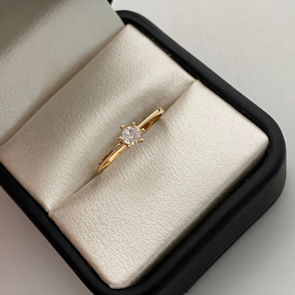 Anillo Solitario Oro amarillo 18k / Talla 71/4 / 1,1 Gr / 1,3 mm