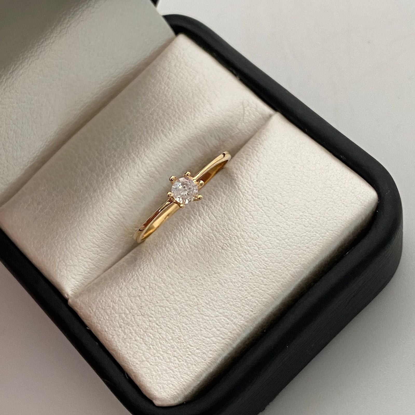 Anillo Solitario Oro amarillo 18k / Talla 71/4 / 1,1 Gr / 1,3 mm