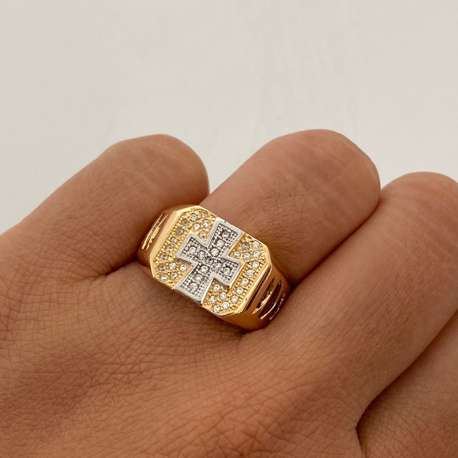 Anillo Cruz Casting Oro amarillo y Oro blanco 18k / Talla 9 / 6,15 Gr / 5,6 mm