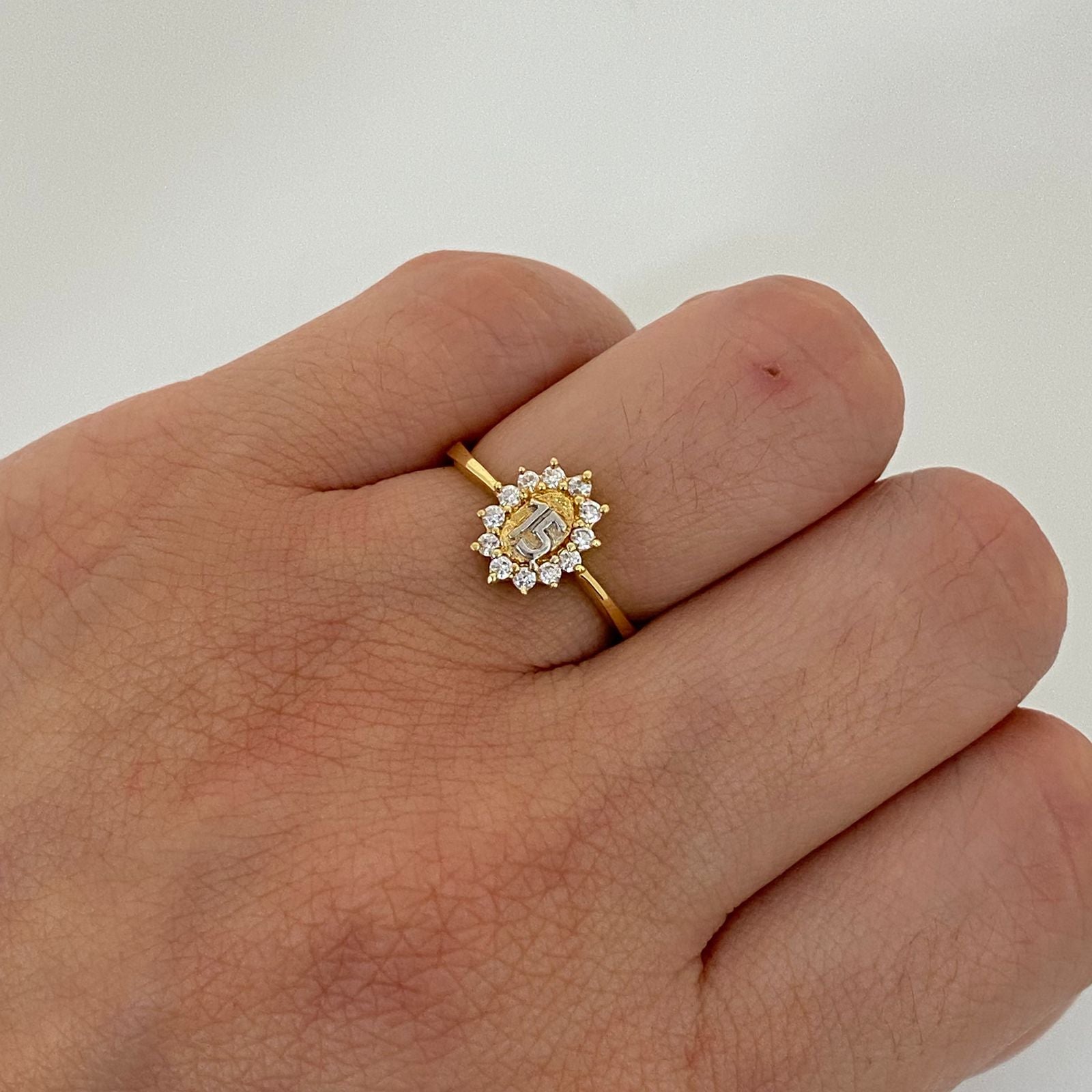 Anillo flor 15´s casting Oro amarillo 18k / Talla 6 1/4 / 2,0 Gr