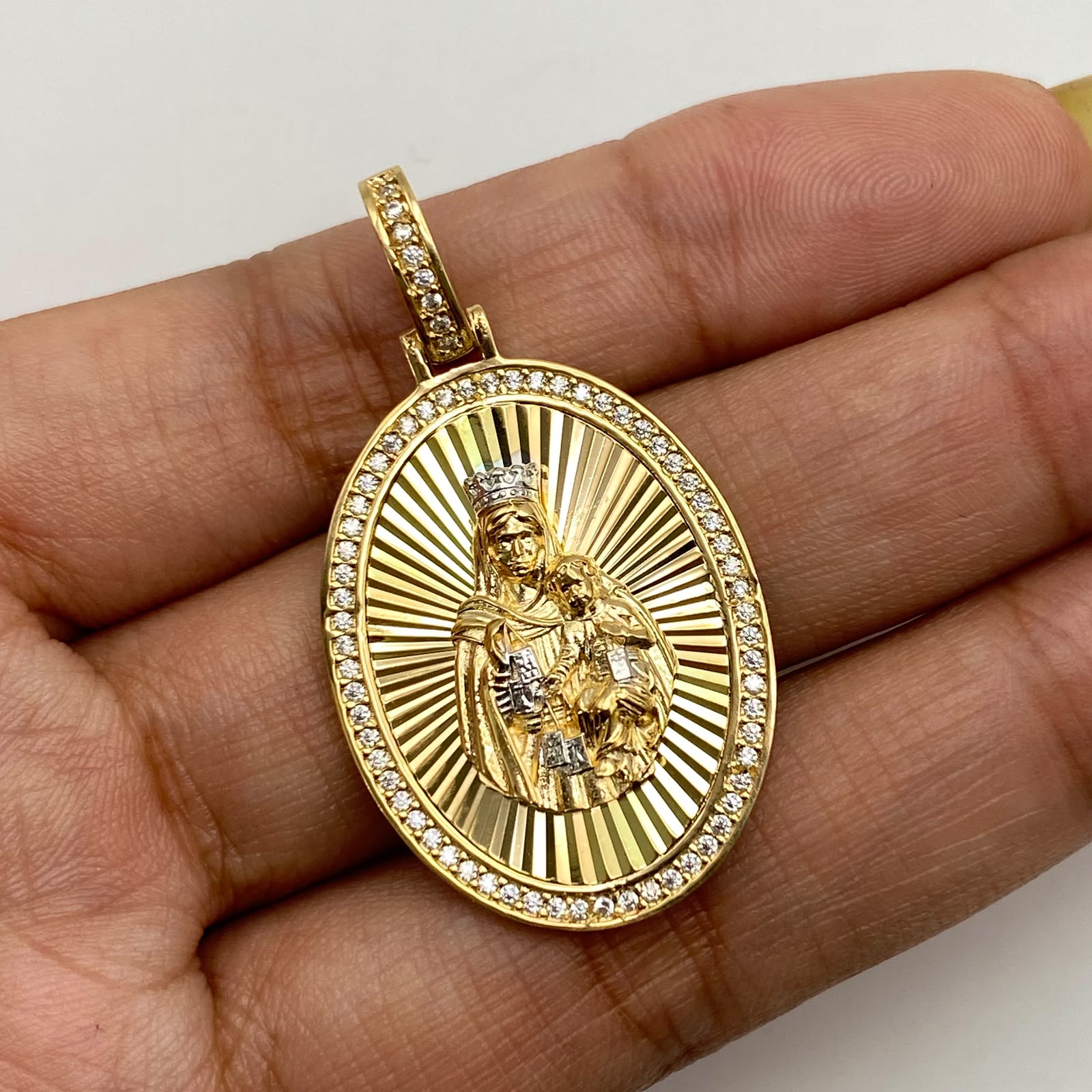 Dije virgen del carmen circones blancos Oro amarillo y Oro blanco 18k 7,35 Gr / 22,5 mm / 4 Cm