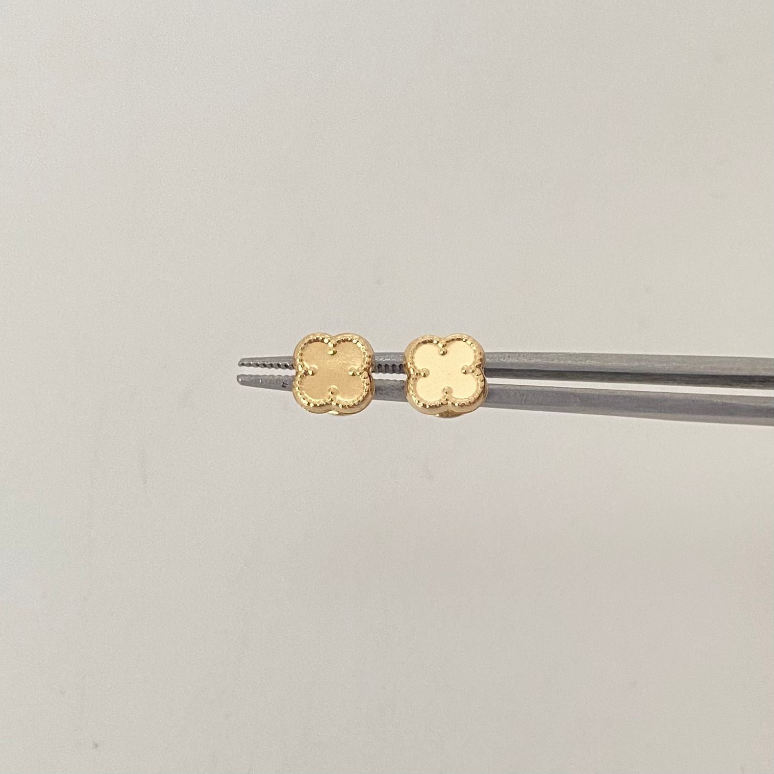 Topos trebol troquelado Oro amarillo 18k 0,6 Gr / 8 mm