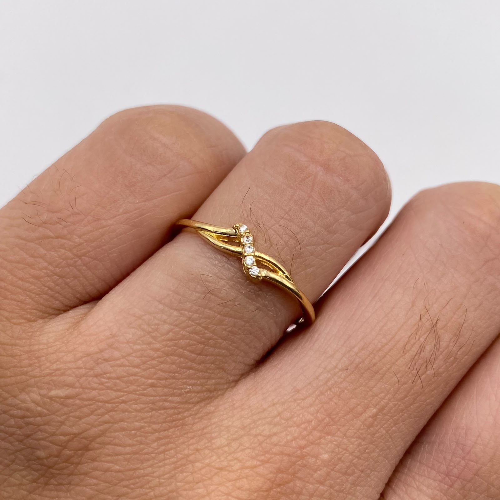 Anillo fila circones blancos Oro amarillo 18k / Talla 7 1/2 / 1,25 Gr / 1,16 mm