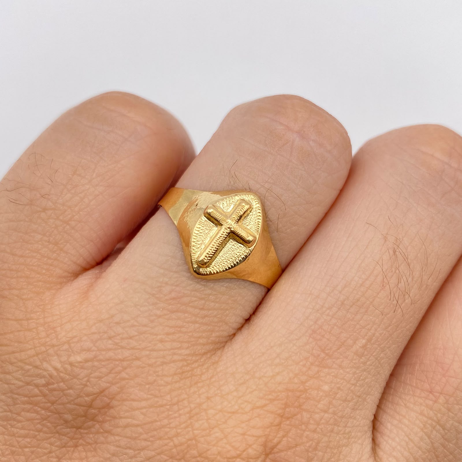 Anillo Troquel cruz  Oro amarillo 18k / Talla 7 3/4 / 1,55 Gr / 2,6 mm