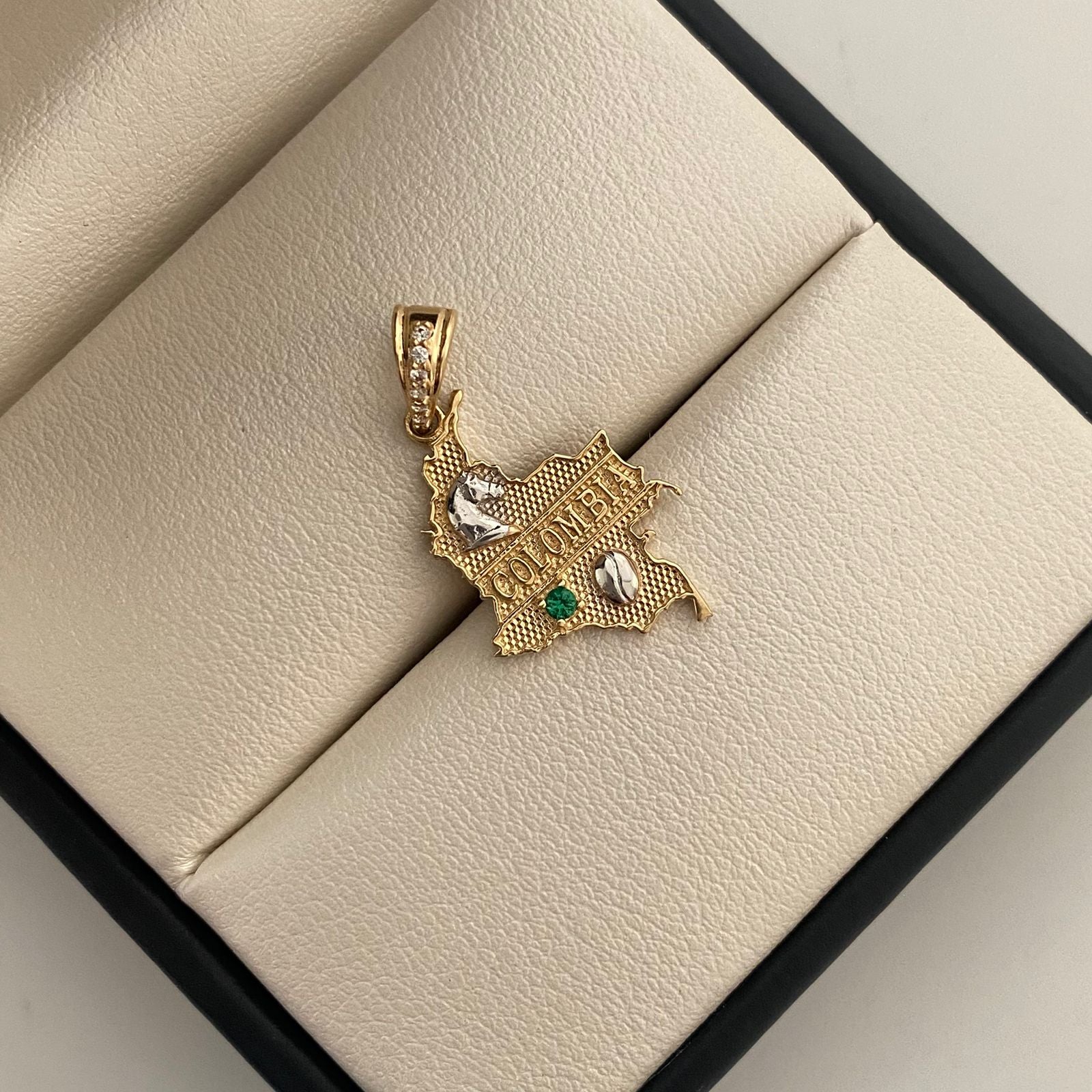 Dije Mapa de Colombia Circon Verde Oro amarillo y Oro blanco 18k 2,5 Gr / 15,5 mm / 3 Cm