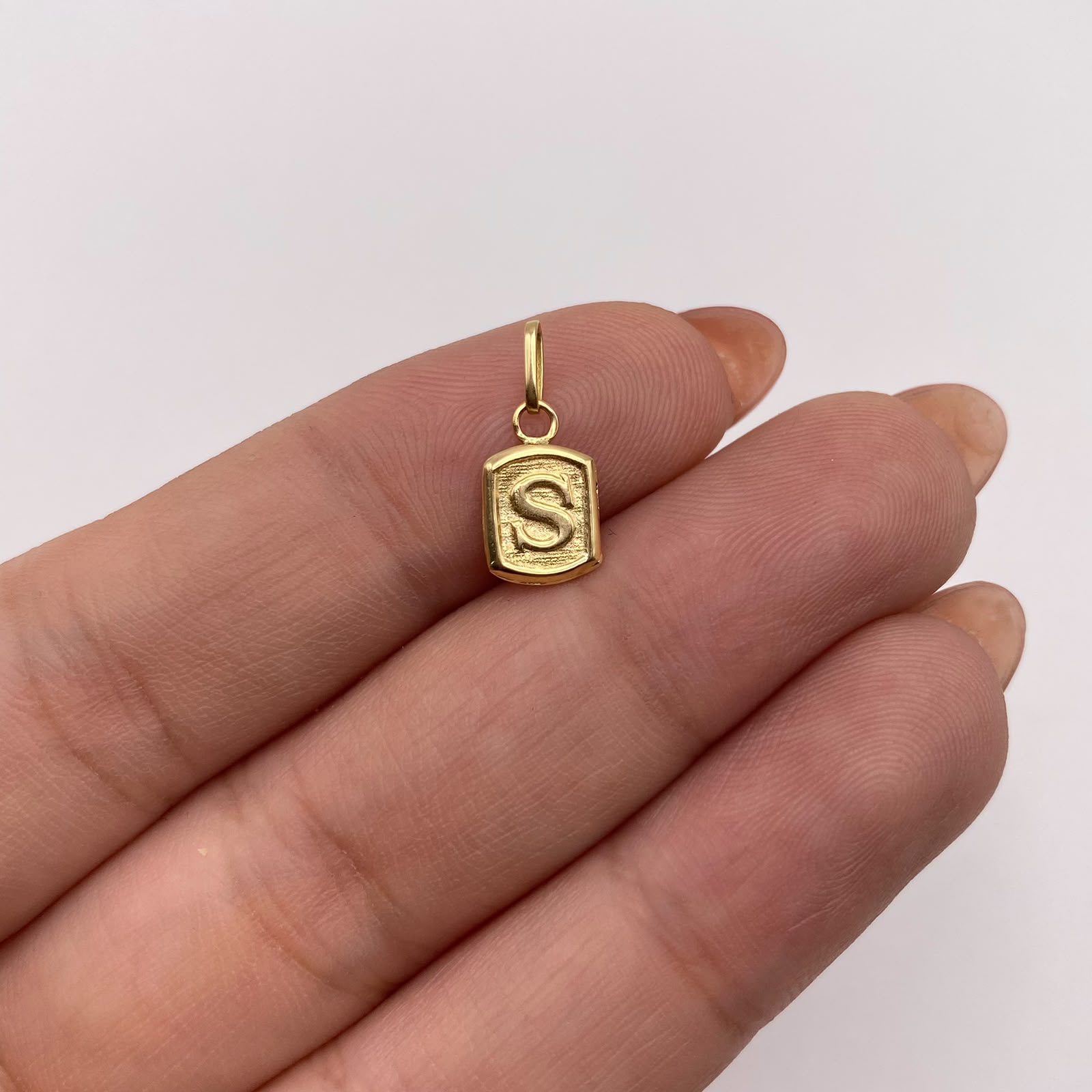 Dije letra s Oro amarillo 18k 0,4 Gr / 6,8 mm / 1,3 Cm