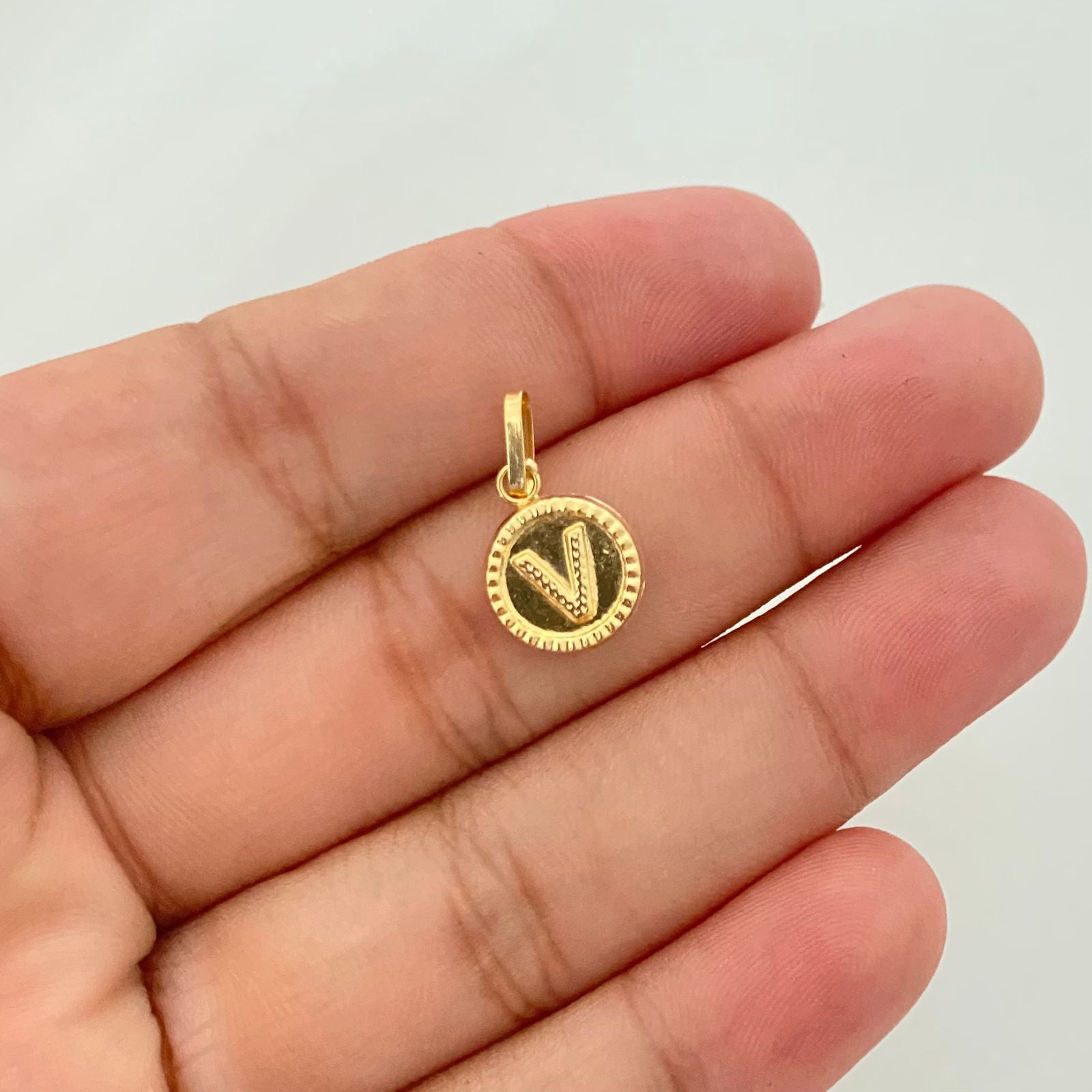 Dije letra V Oro amarillo 18k 0,75 Gr / 2,0 Cm