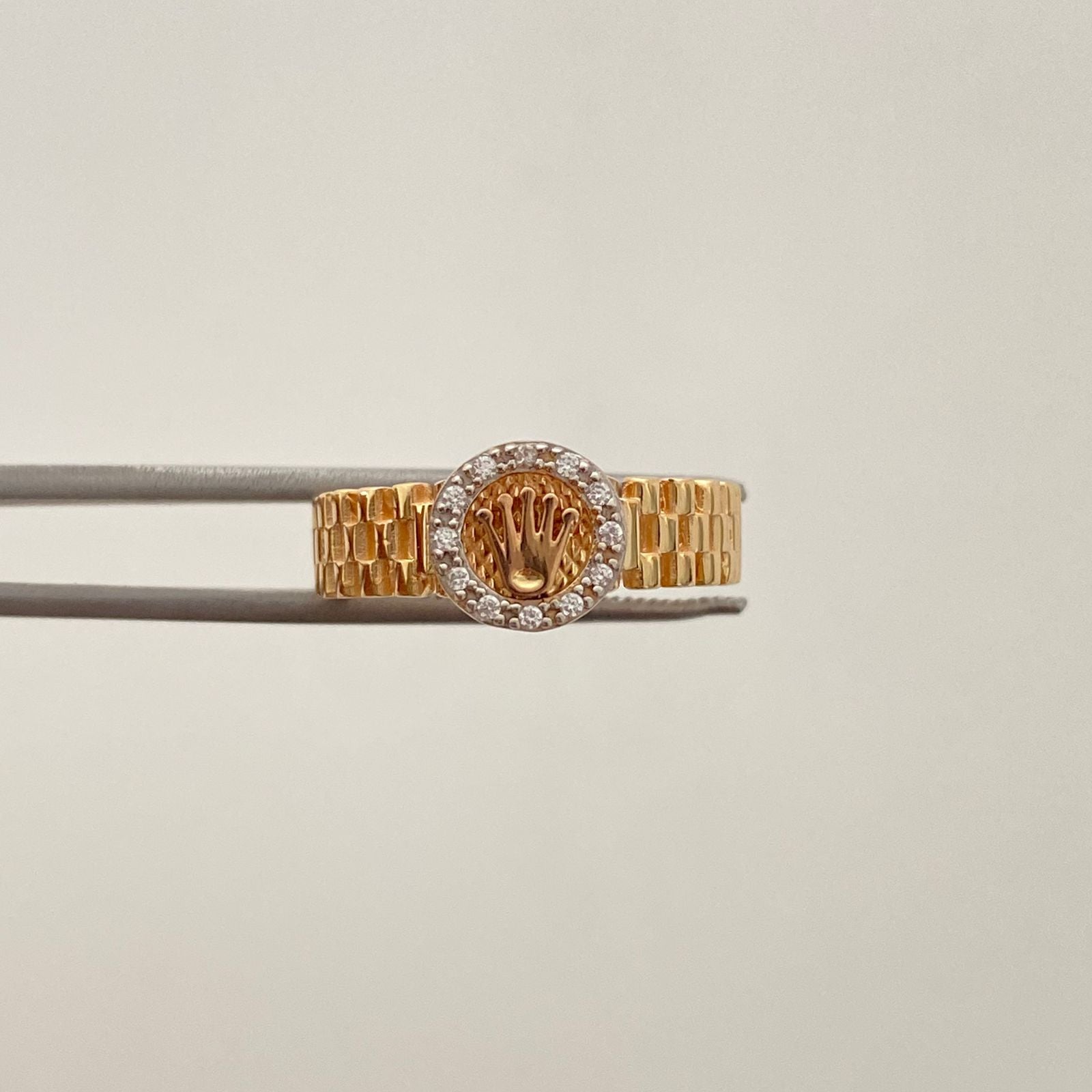 Anillo corona rx con circones blancos  Tres oros 18k / Talla 6 3/4 / 2,9 Gr