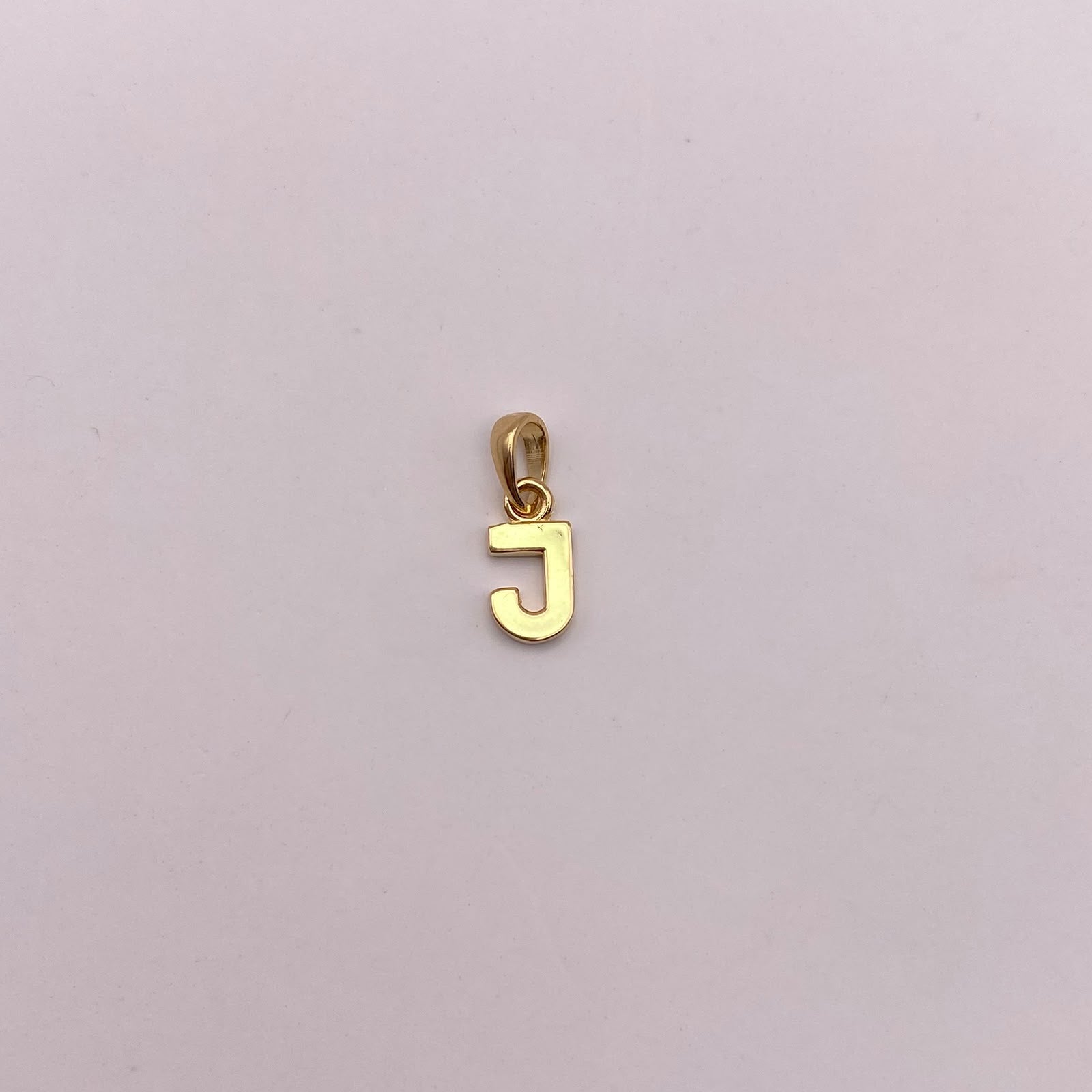 Dije letra J Oro amarillo 18k 0,65 Gr / 5,42 mm / 1,3 Cm