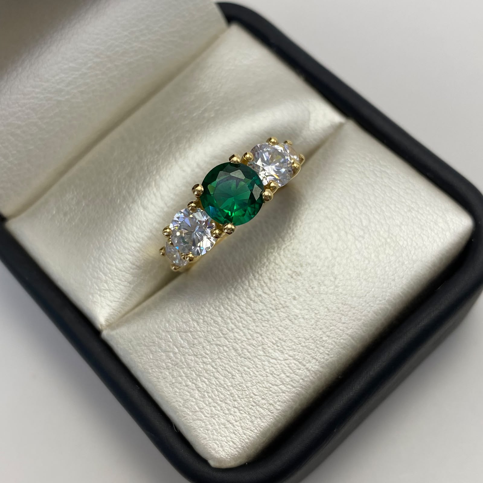 Anillo circon verde central laterales blancos  Oro amarillo / Talla 6 1/2 / 5,1 Gr