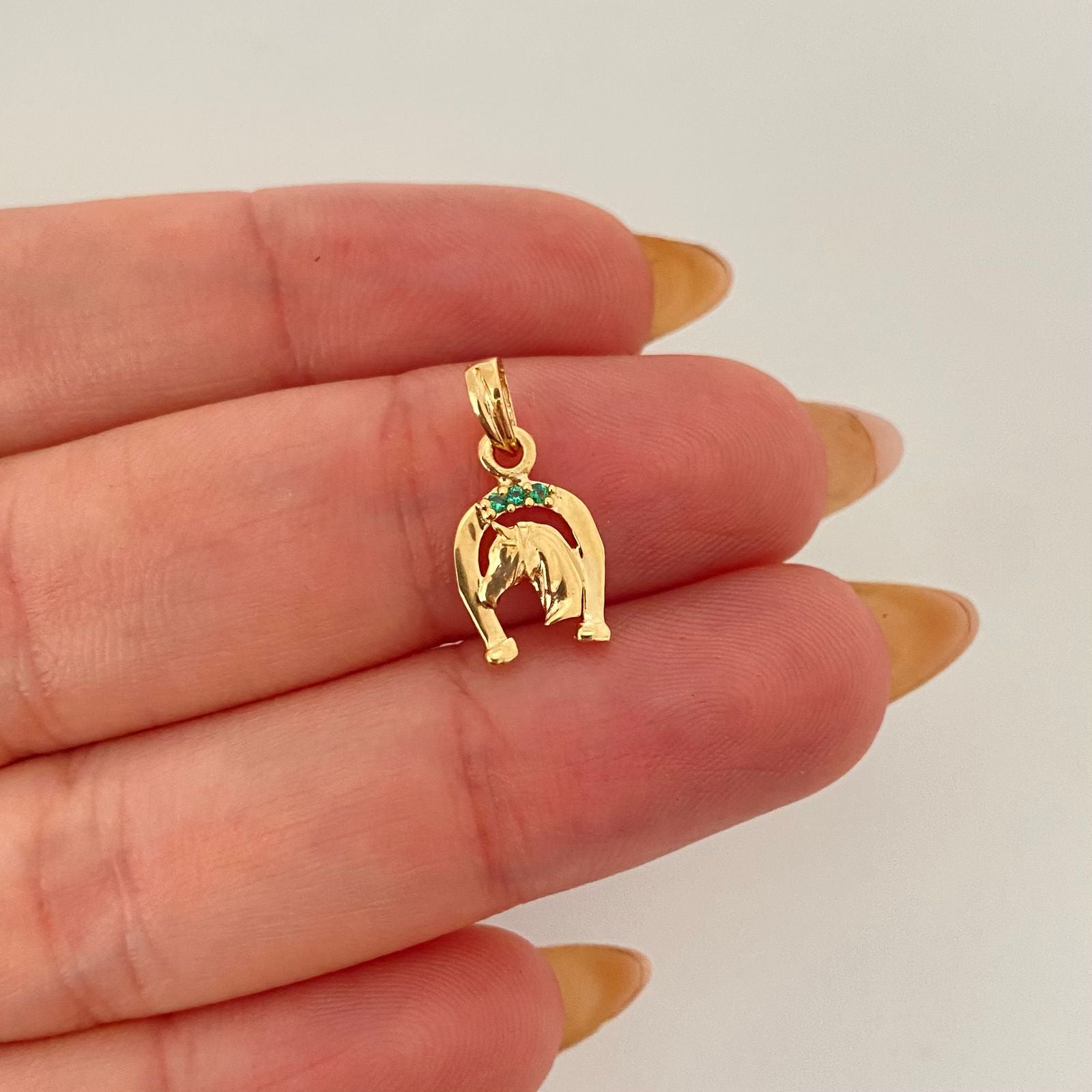 Dije herradura caballo circones verdes Oro amarillo 18k 0,75 Gr / 1,7 Cm