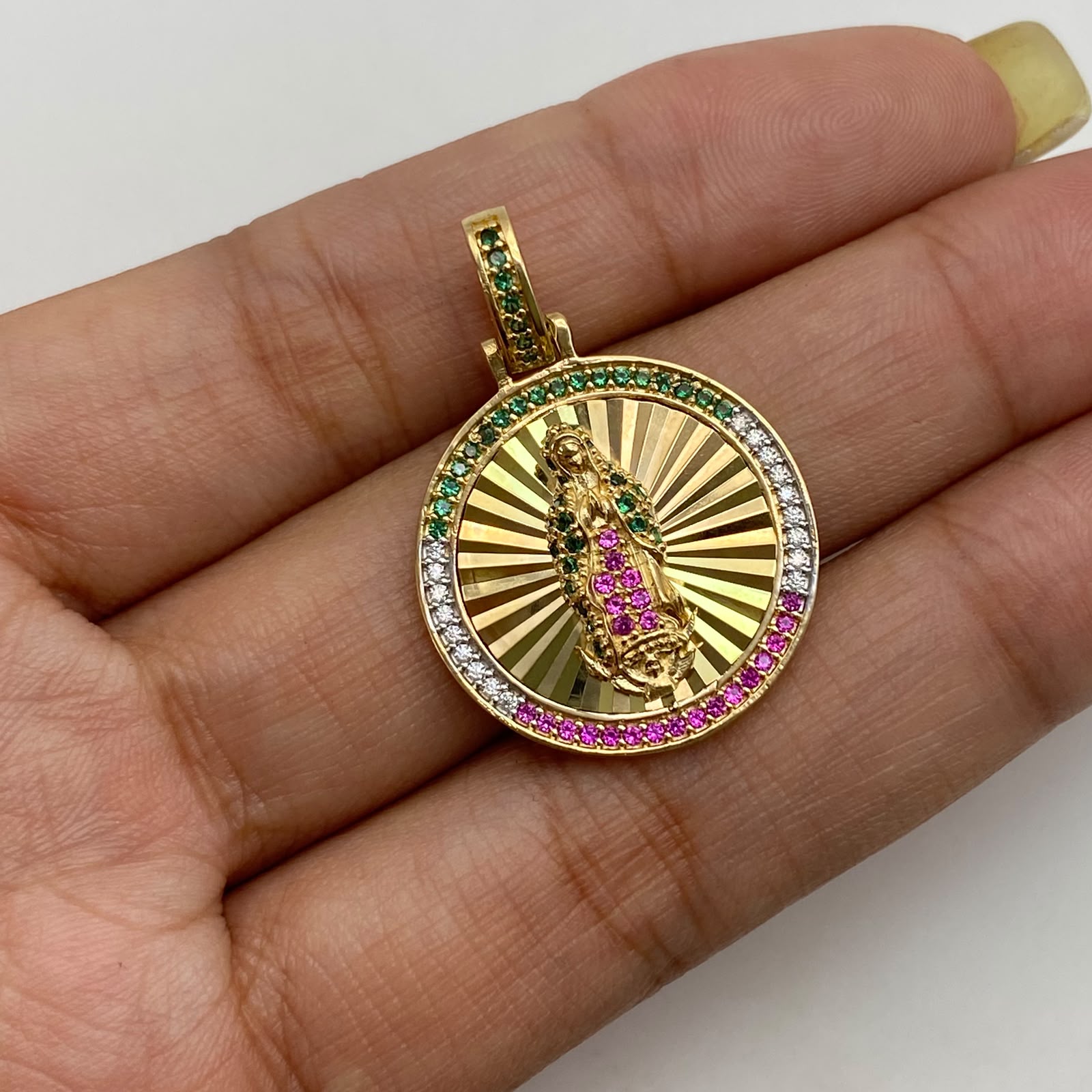 Dije virgen guadalupe ovalado circones multicolor Oro amarillo 18k 5,20 Gr / 22,10 mm / 3 Cm