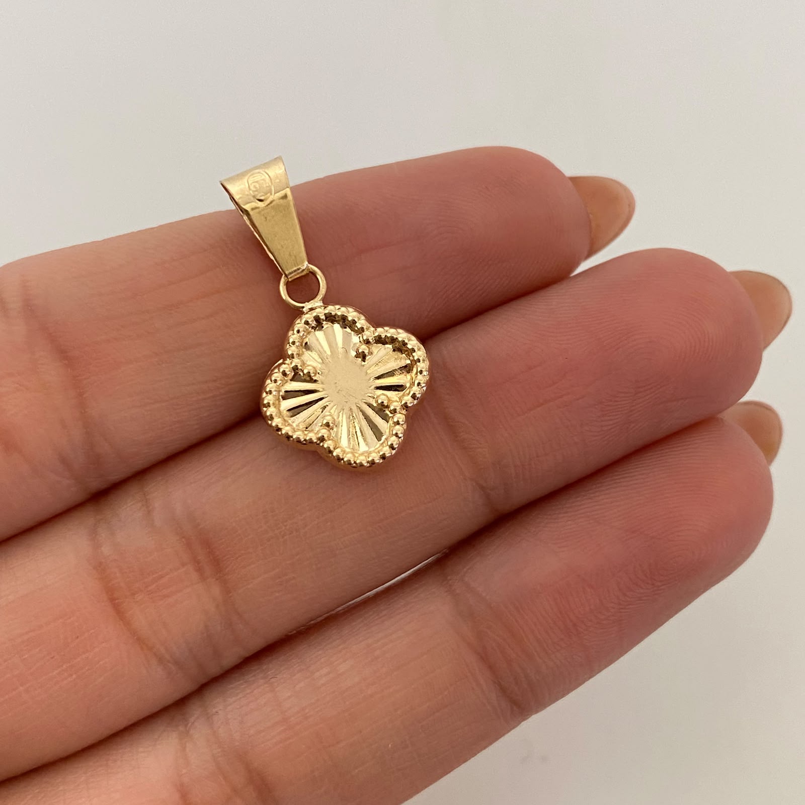 Dije Trebol Diamantado Oro amarillo 18k 0,95 Gr / 12,6 mm / 1,2 Cm