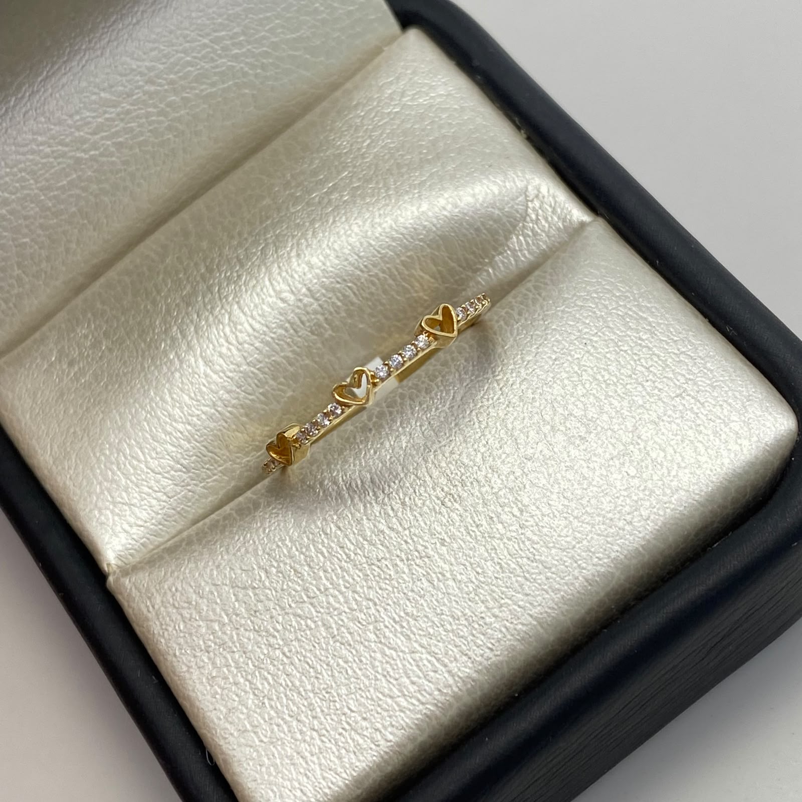 Anillo Corazon silueta fila de circones Oro amarillo 18k / Talla 6 / 1 Gr / 1 mm