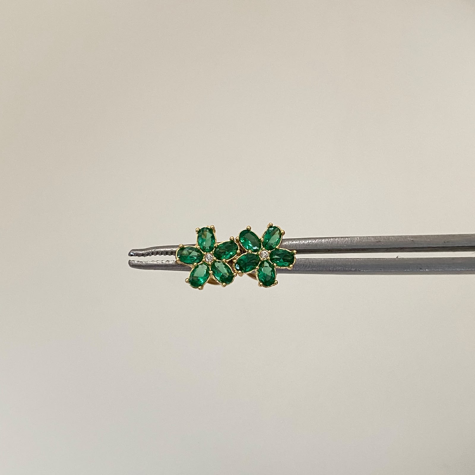 Topos flor petalos verdes Oro amarillo 18k 1 Gr / 8 mm