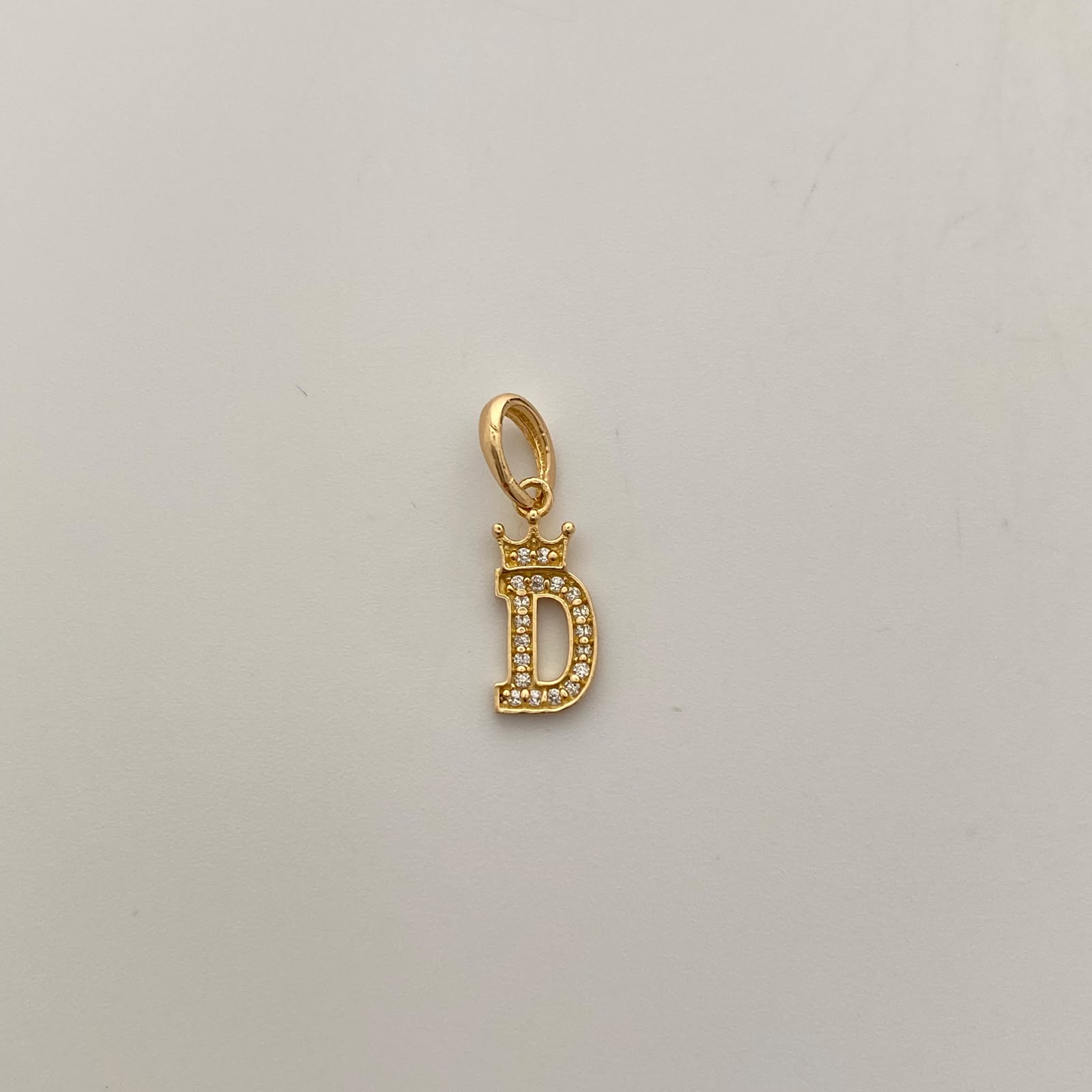 Dije Letra D Casting Oro amarillo 18k 0,85 Gr / 6,4 mm / 2 Cm