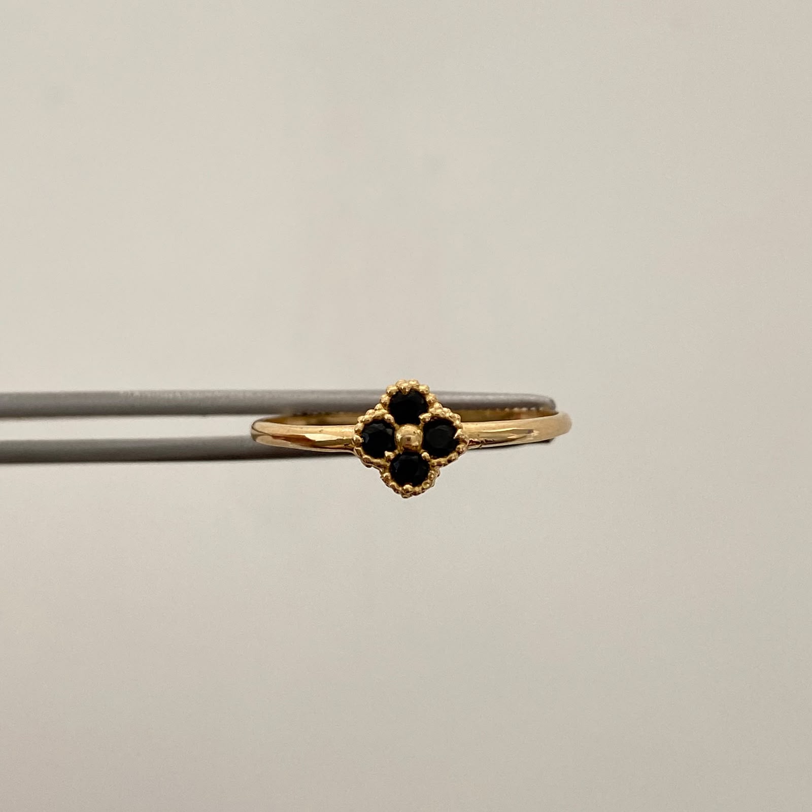 Anillo Trebol Negro Oro amarillo 18k / Talla 8 3/4 / 1,2 Gr / 1,3 mm