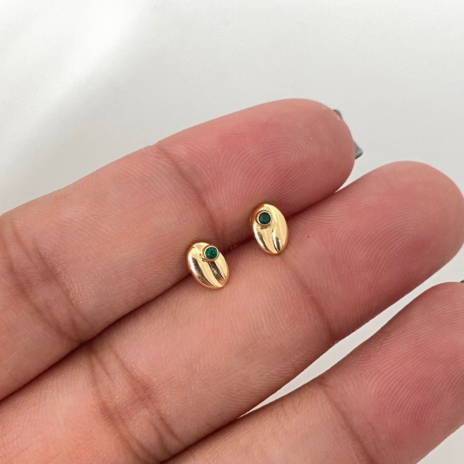 Topos grano de cafe circon verde Oro amarillo 18k 0,60 Gr / 6,5 mm